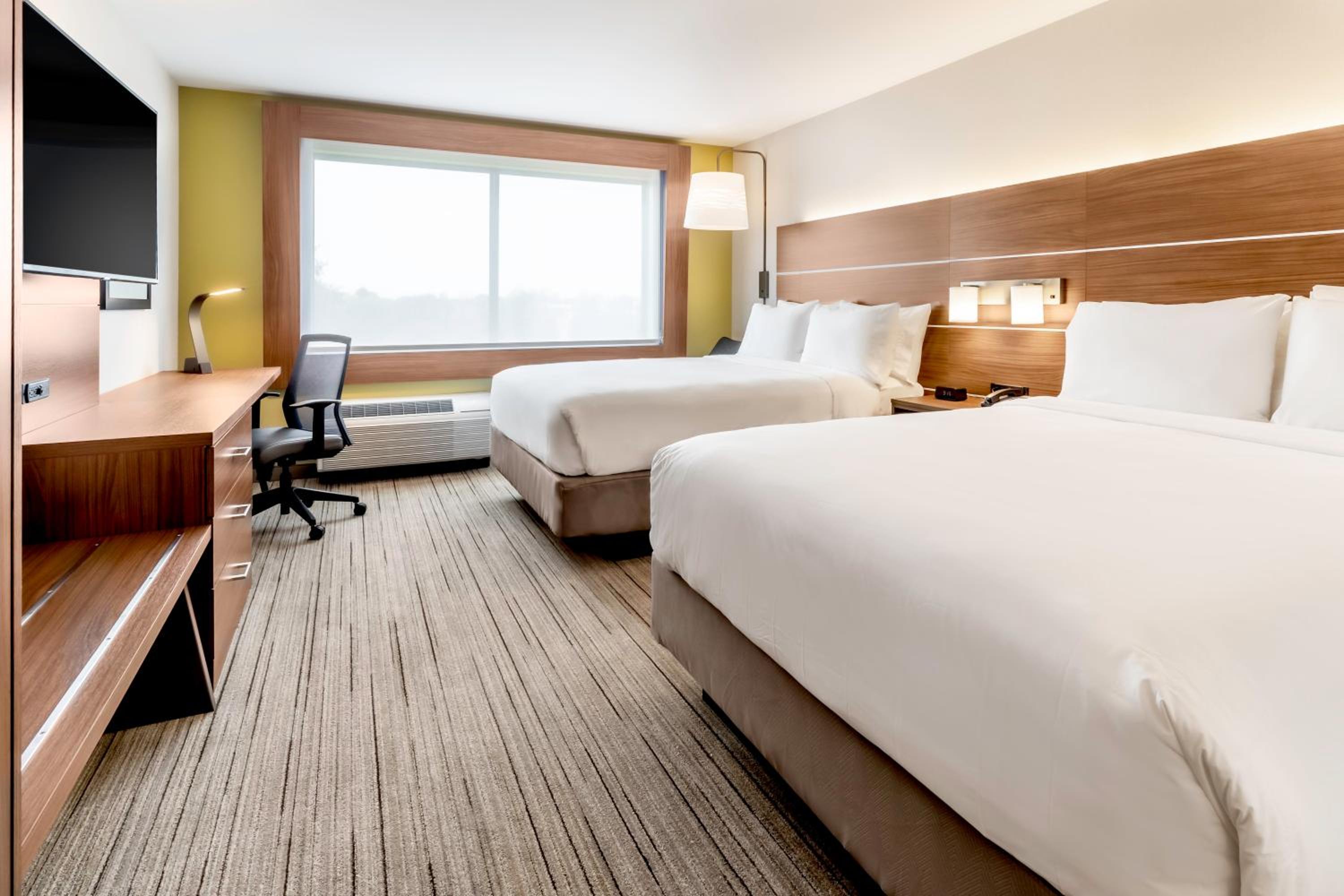 Standard Queen Room with Two Queen Beds - Photo 2