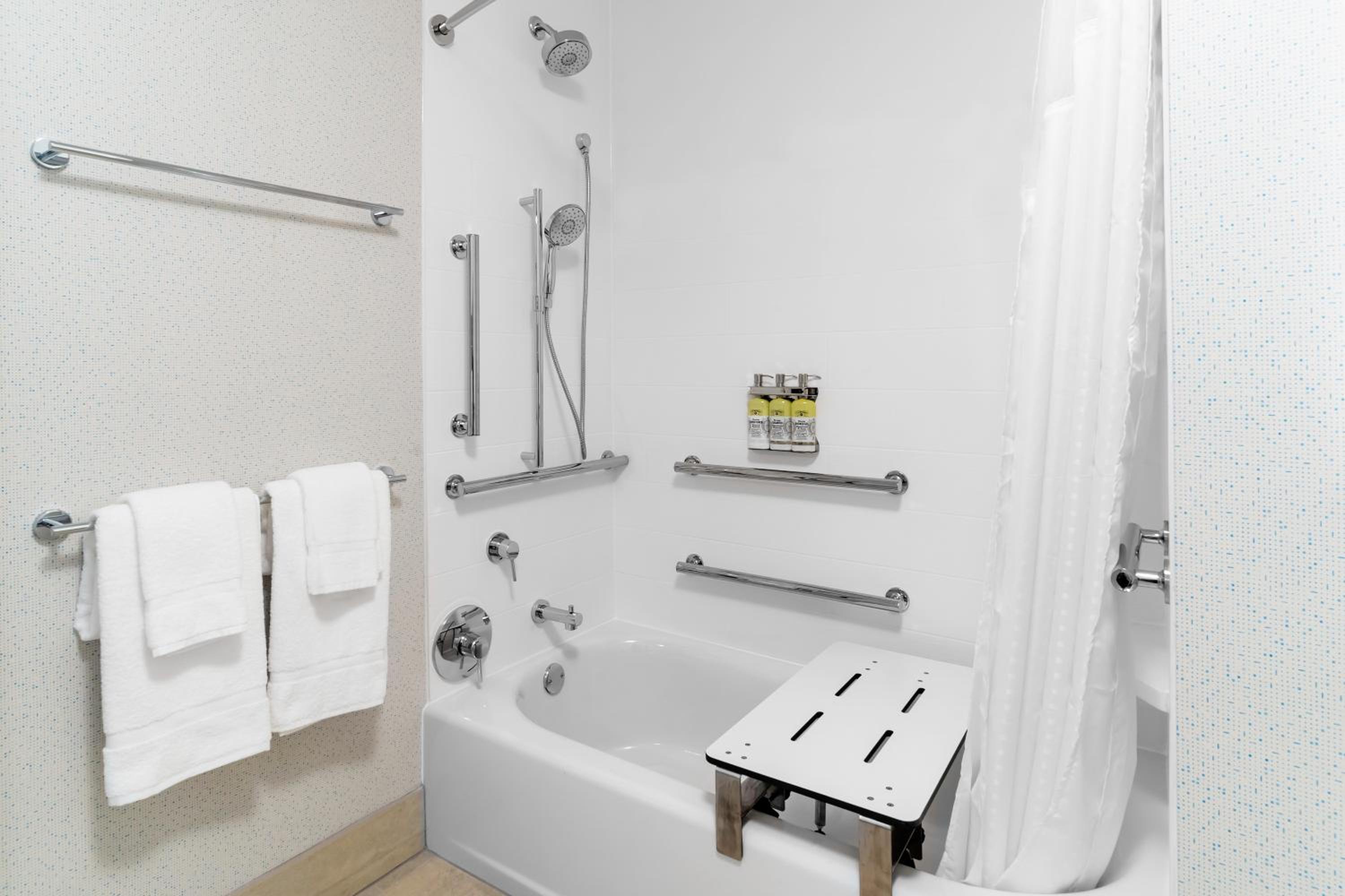 Standard Queen Room with Two Queen Beds and Mobility Accessible Tub - Photo 2