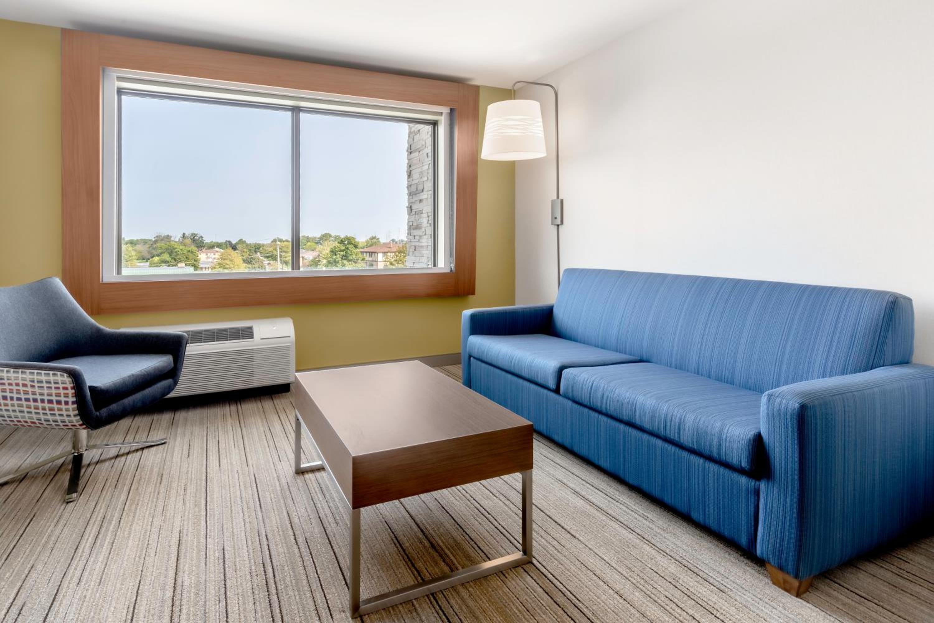 King Suite - Non-Smoking - Photo 6