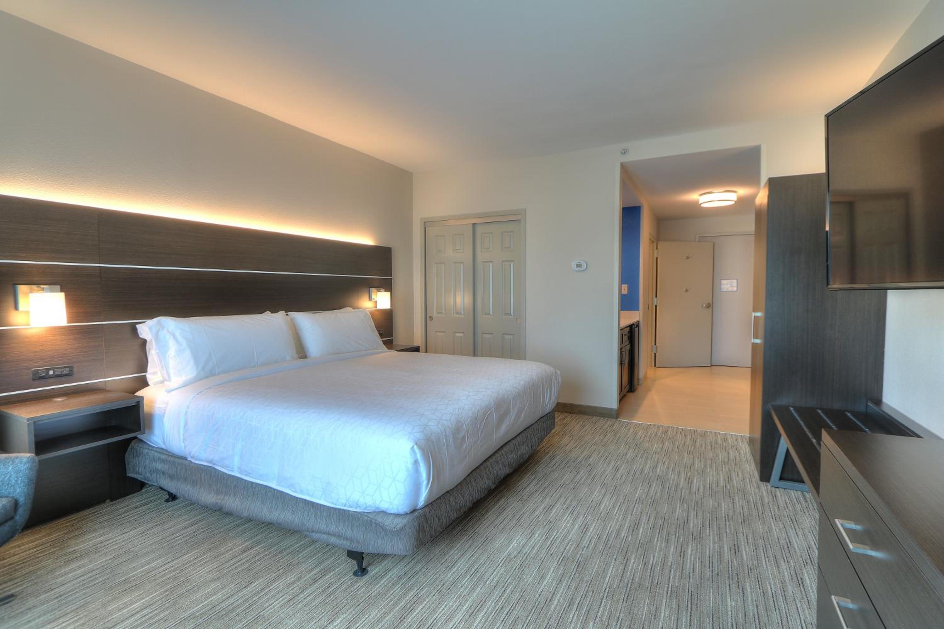 Standard King Room with Extra Floor Space - Photo 3