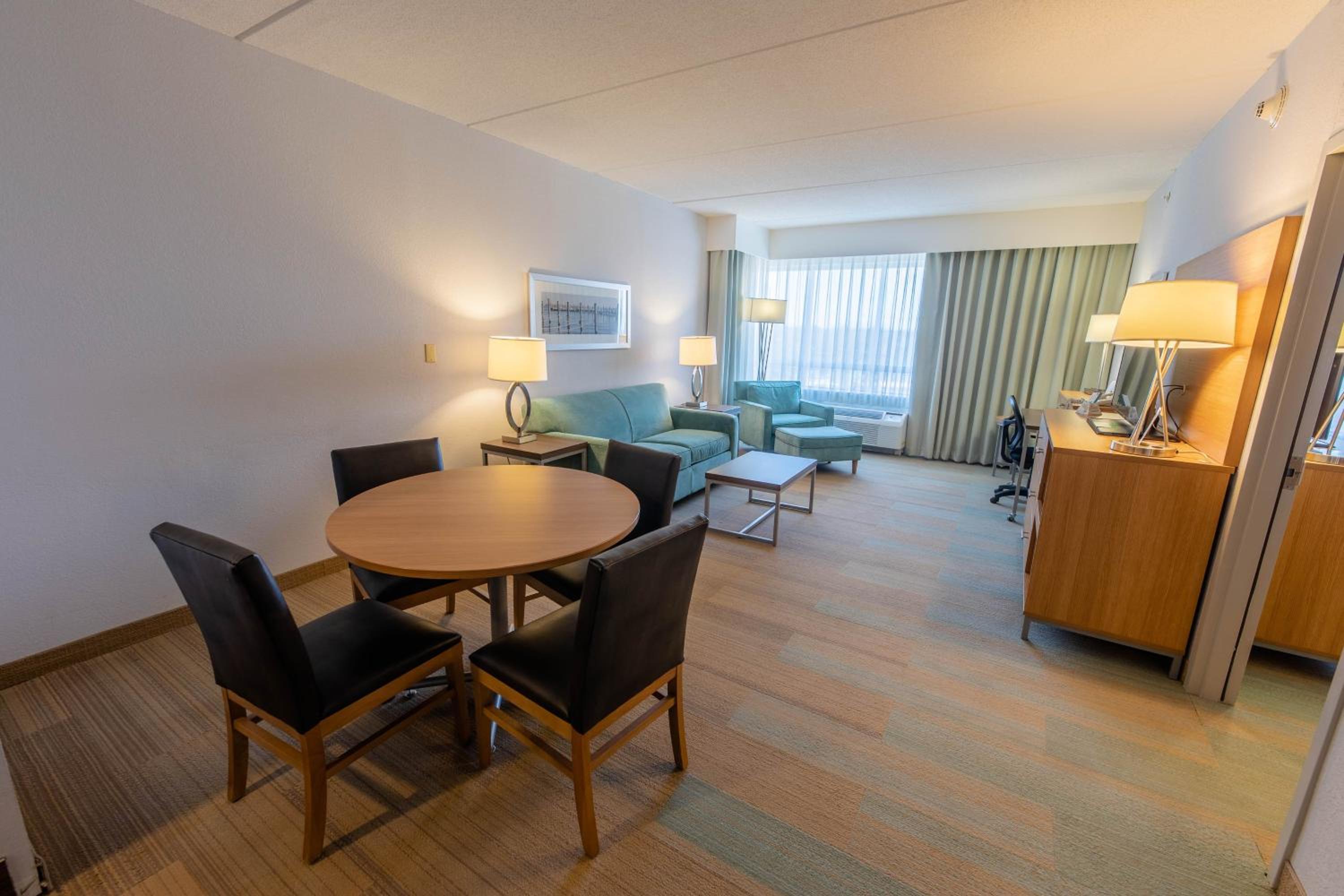 One Bedroom King Suite with Sofa Bed - Non-Smoking - Photo 4