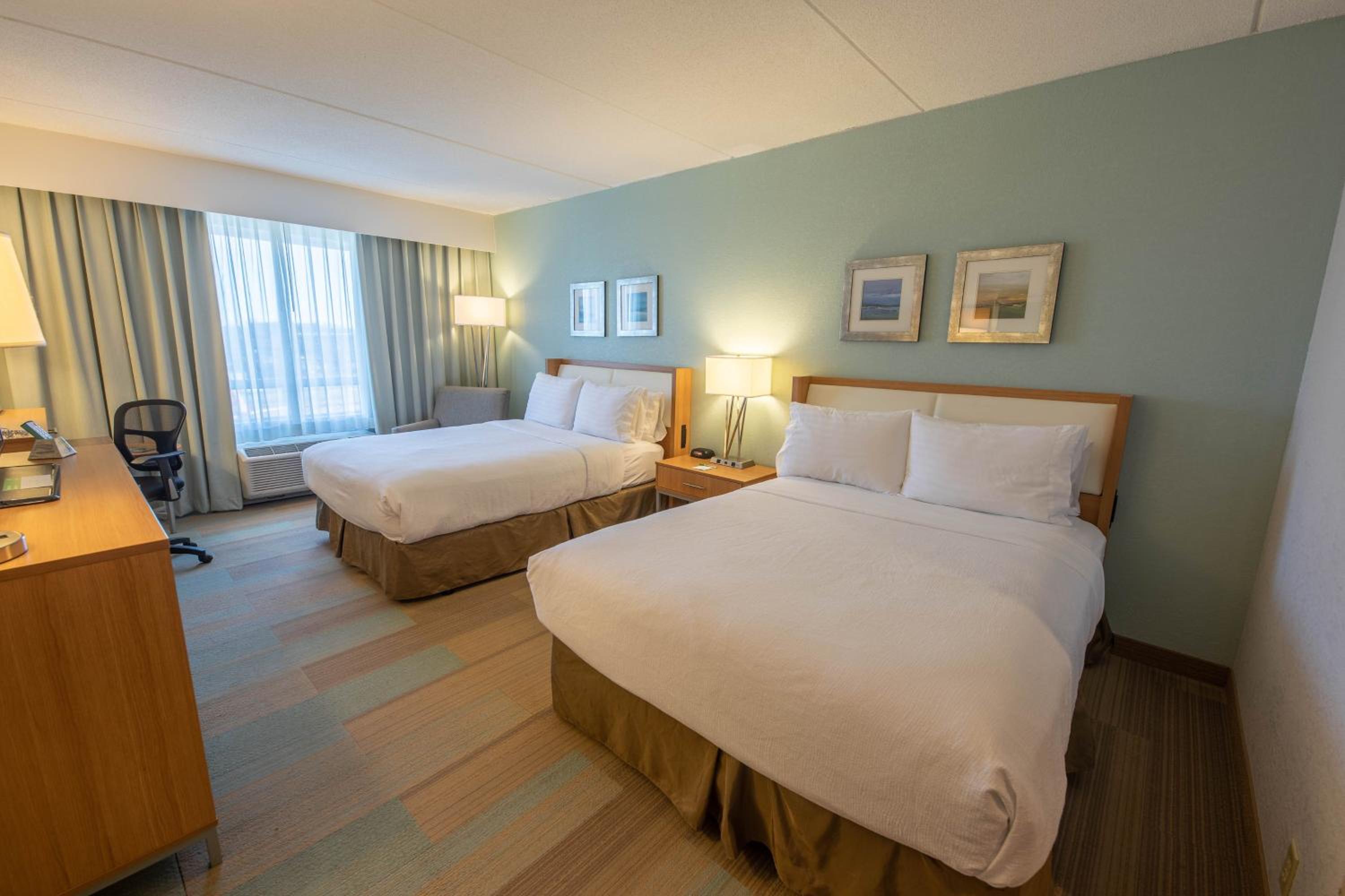 Queen Room with Two Queen Beds - Photo 2