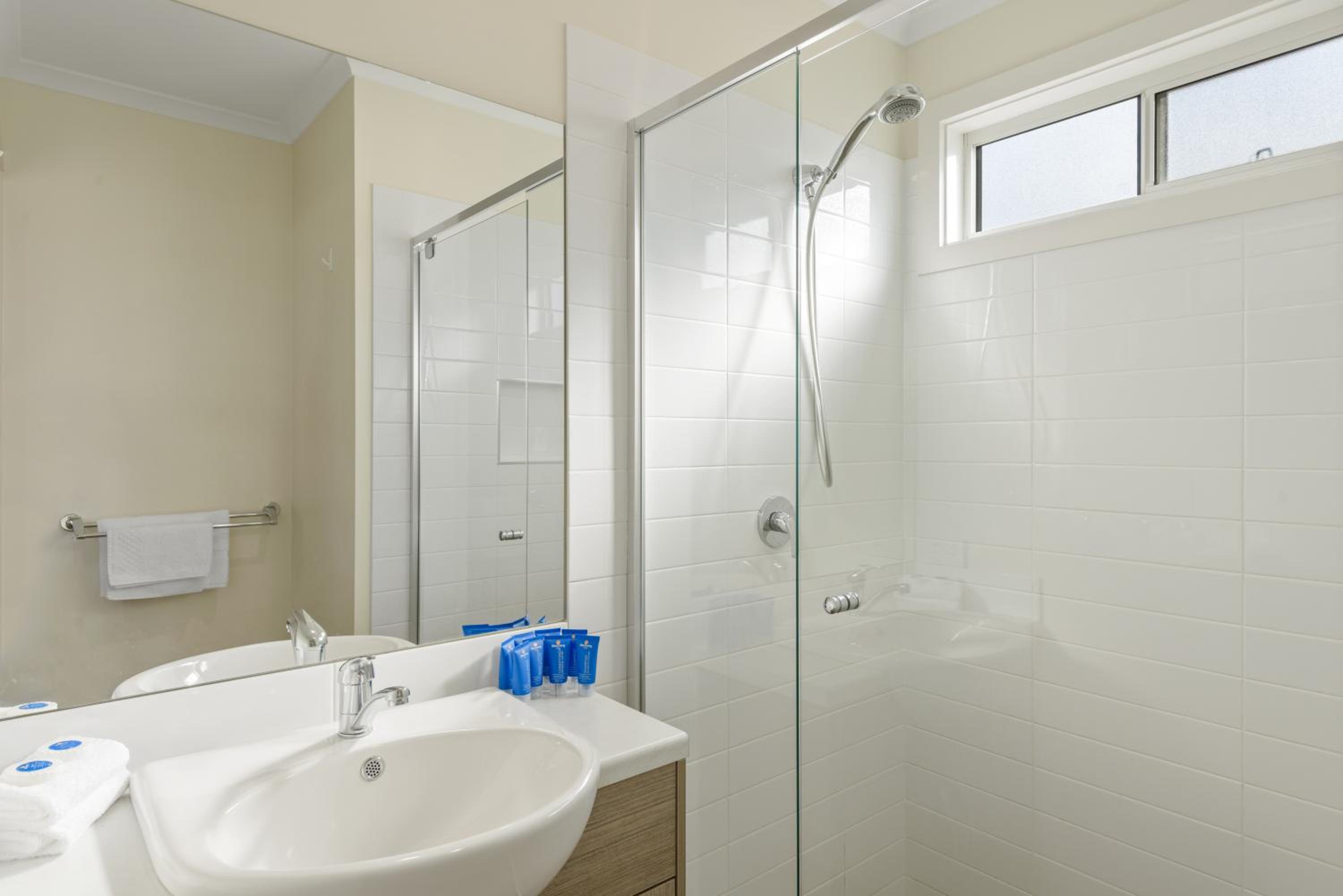 Deluxe 2 Bedroom Cabin - Sleeps 4 - Photo 6