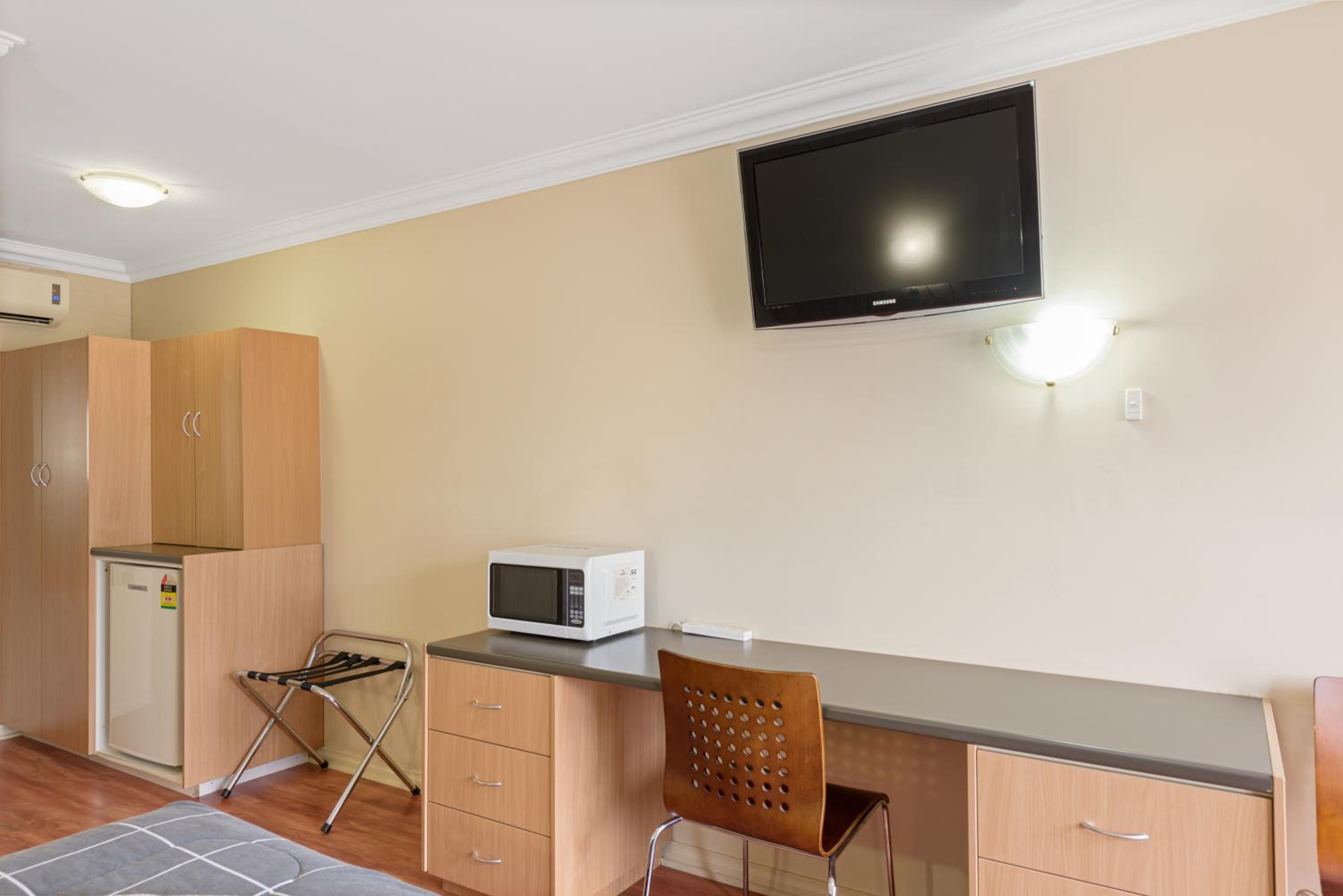 Standard Motel Room – Sleeps 3 photo 3