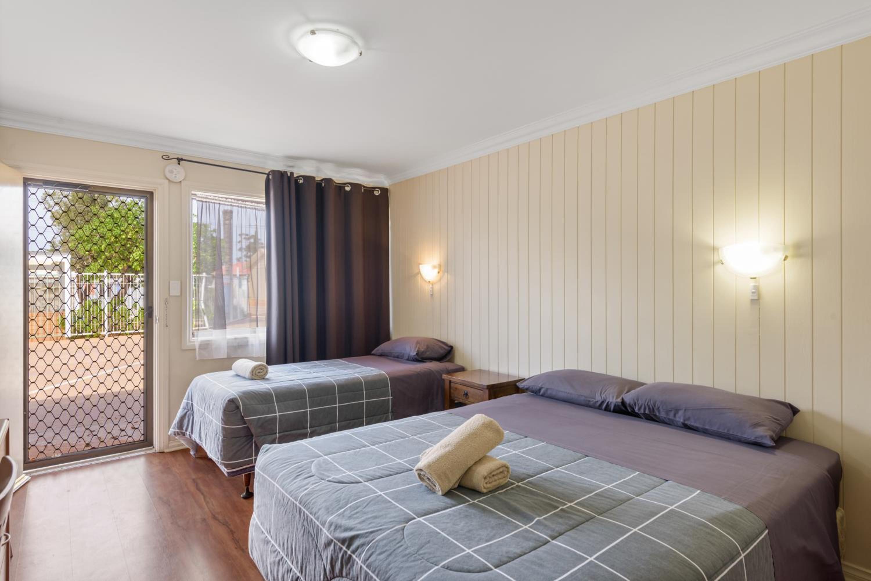 Standard Motel Room – Sleeps 3 photo 2
