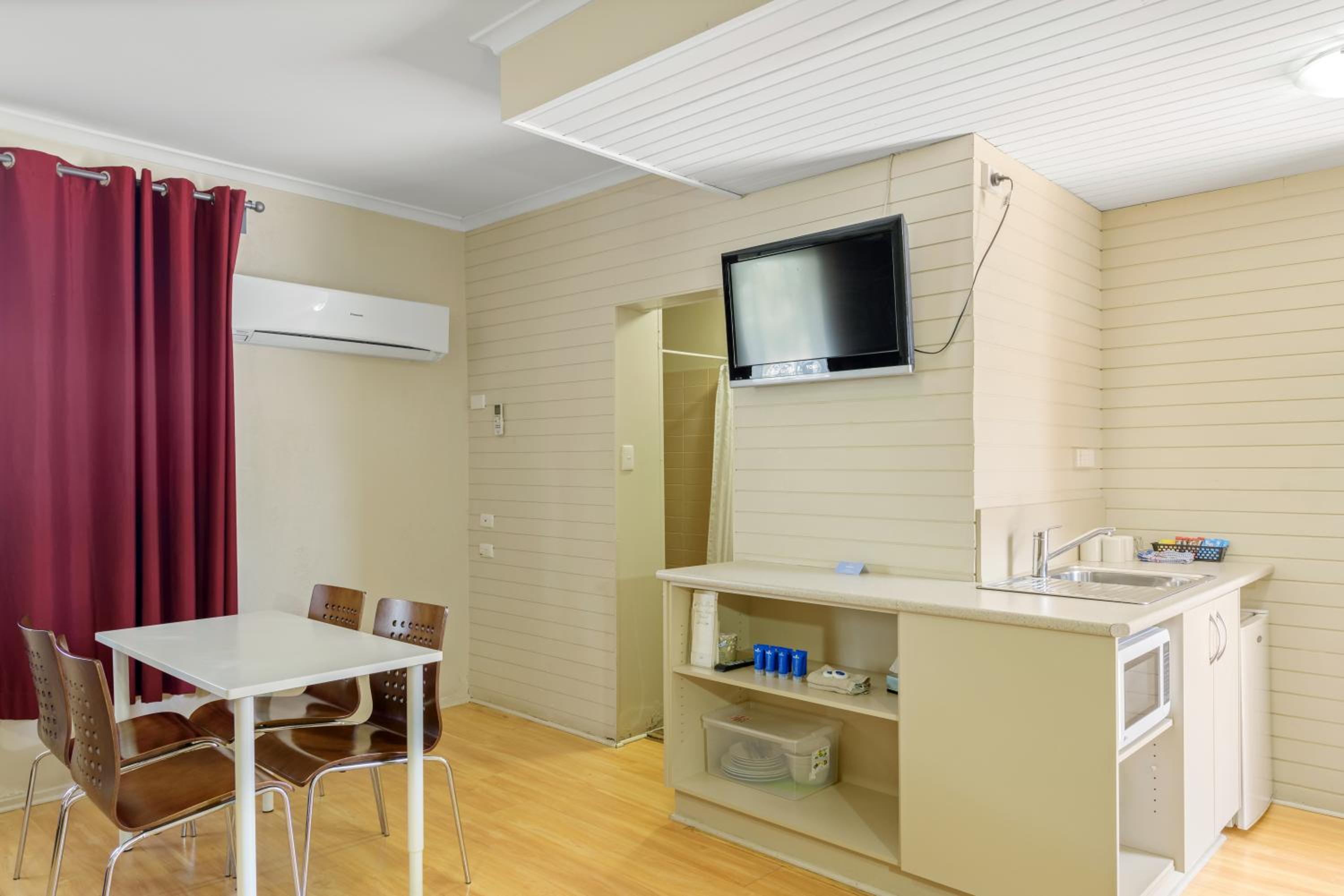 Standard Motel Room – Sleeps 4 photo 3