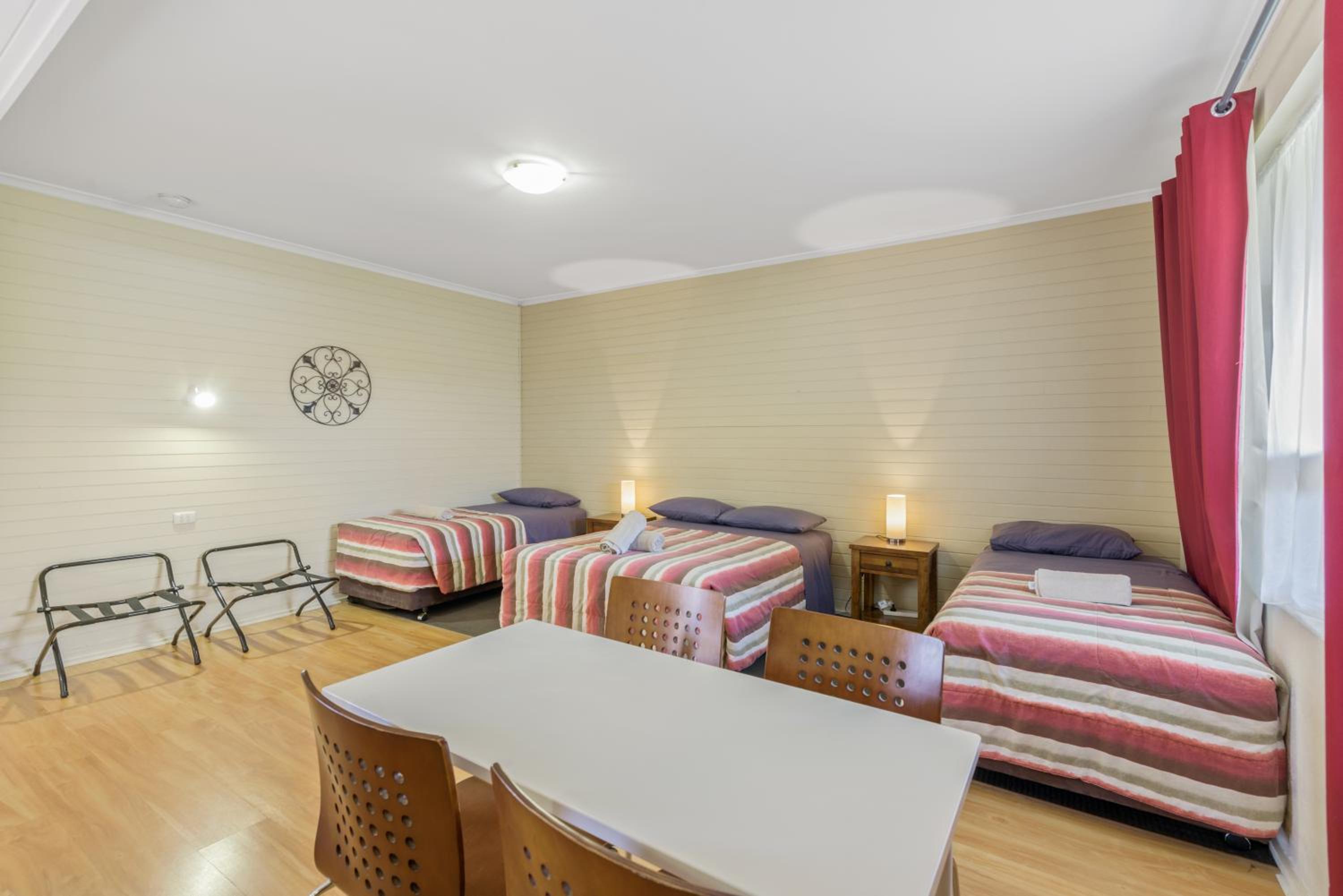 Standard Motel Room – Sleeps 4 photo 1