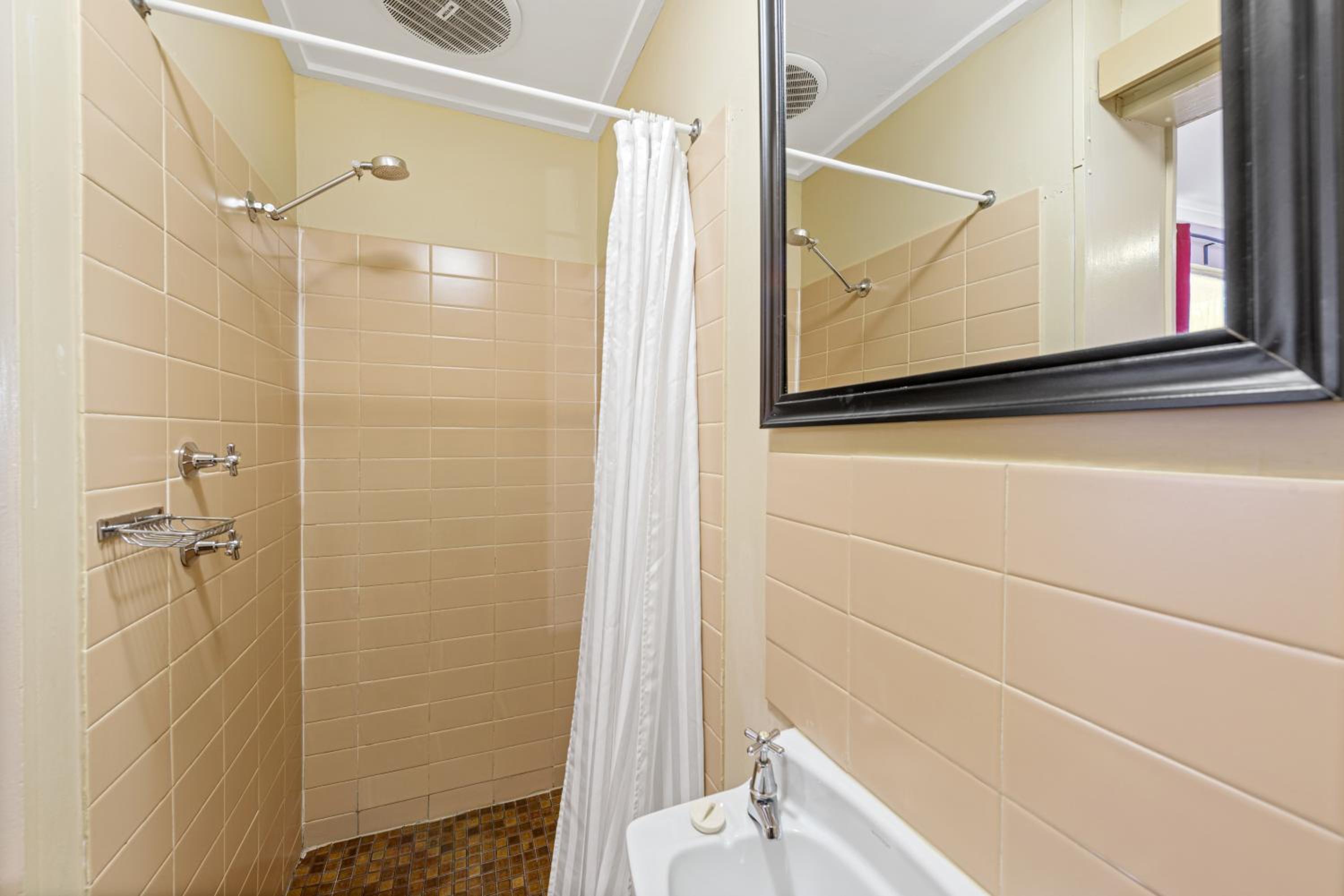 Standard Motel Room – Sleeps 4 photo 2