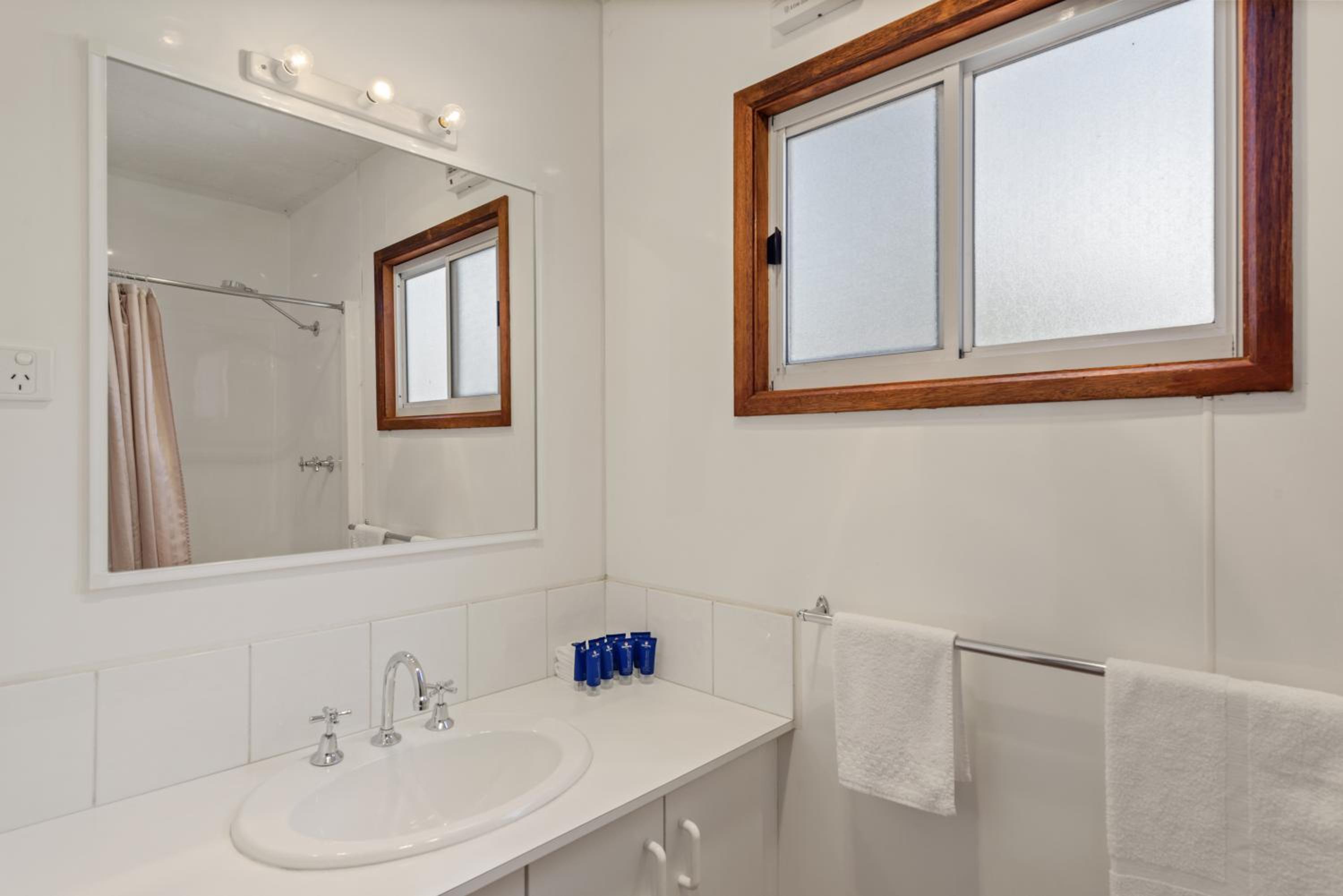 Standard 2 Bedroom Cabin - Sleeps 4 - Photo 7