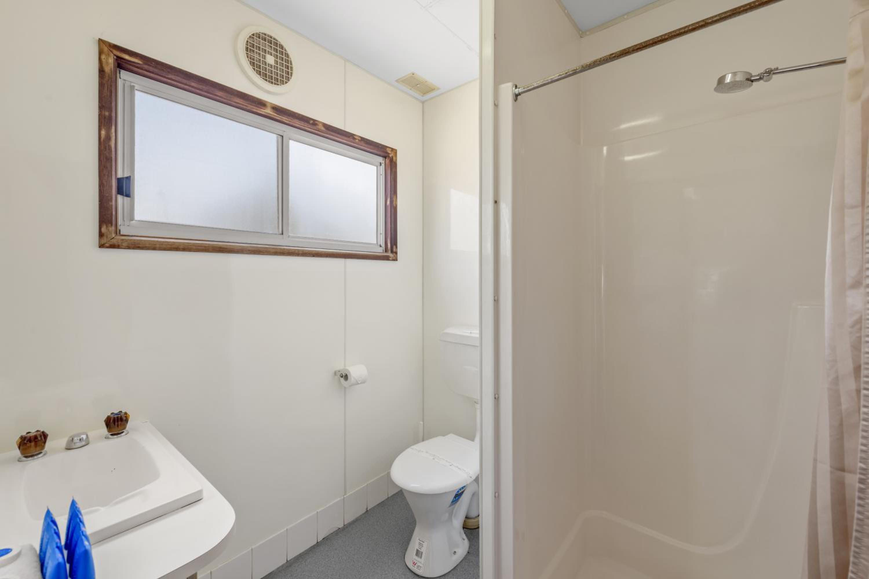 Economy 1 Bedroom Cabin - Sleeps 5 - Pet Friendly - Photo 2
