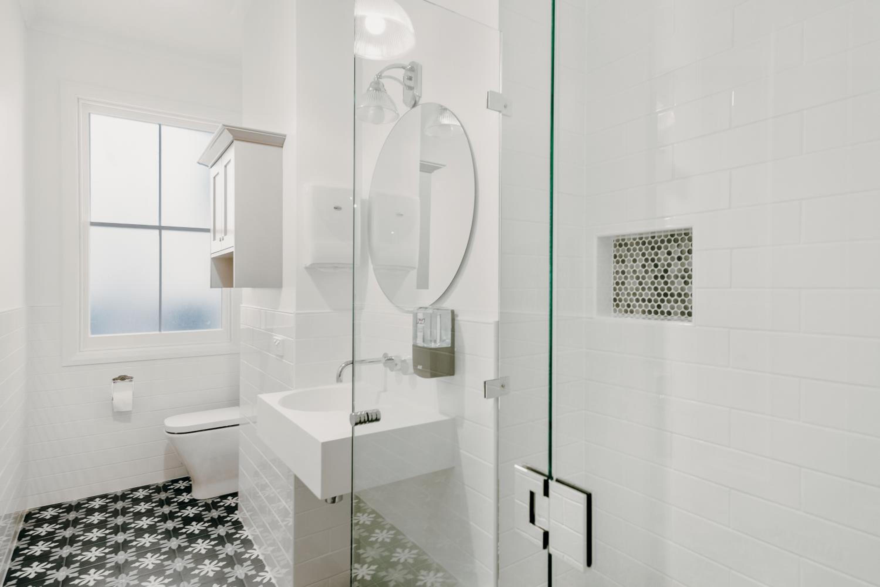 Queen Room with Shared Bathroom photo 3