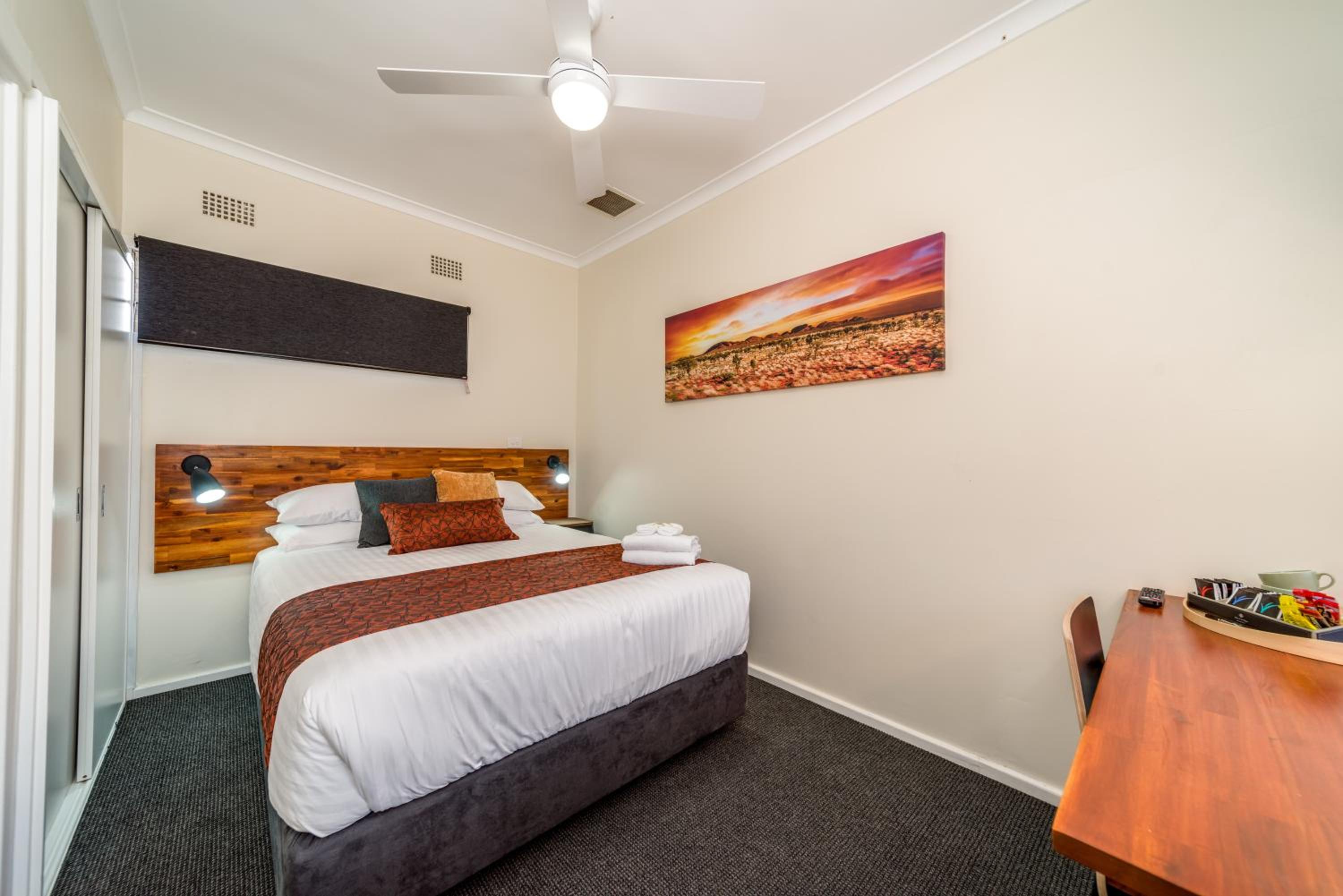 Economy Quadruple Room - Photo 8