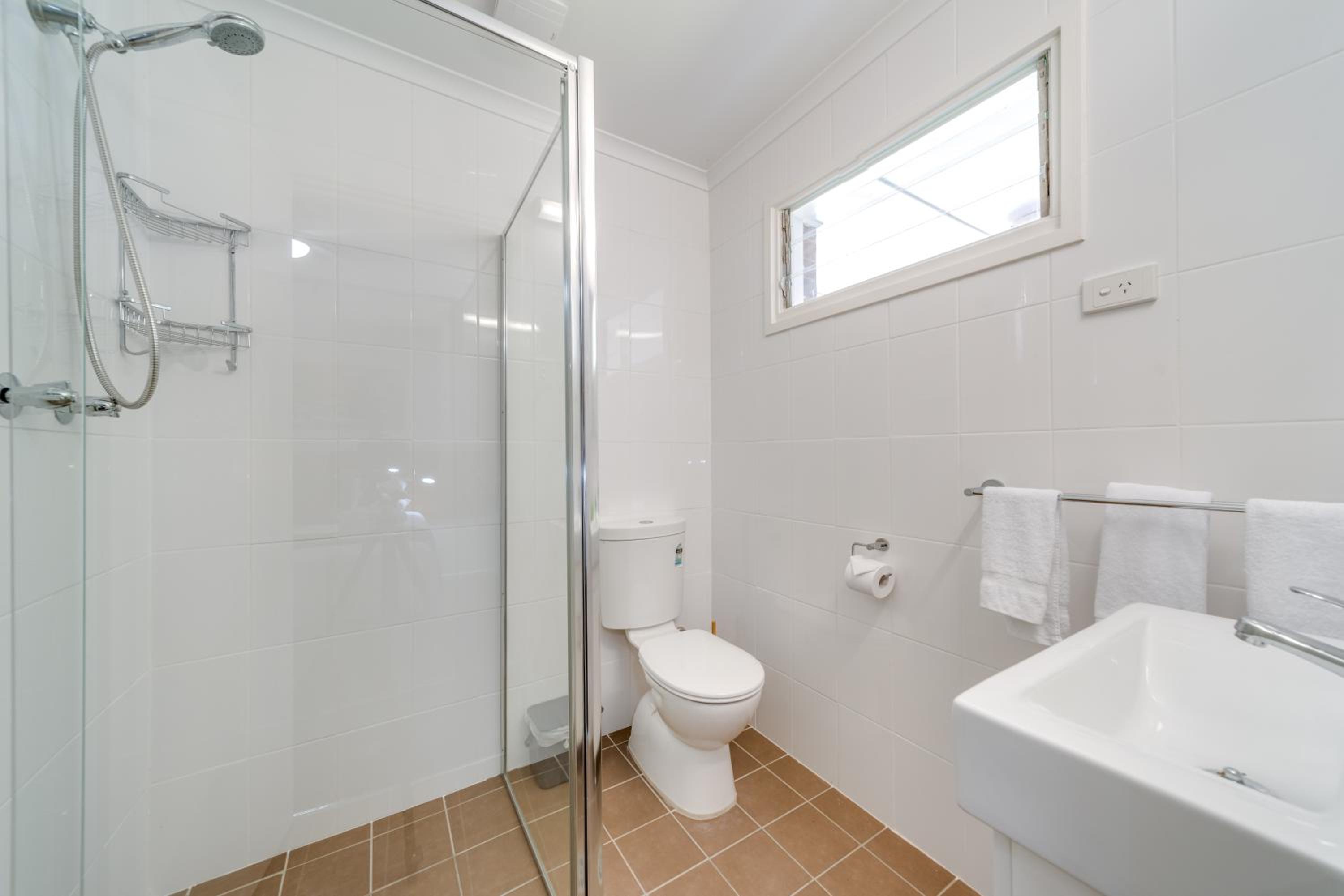 Standard King Room - Photo 14