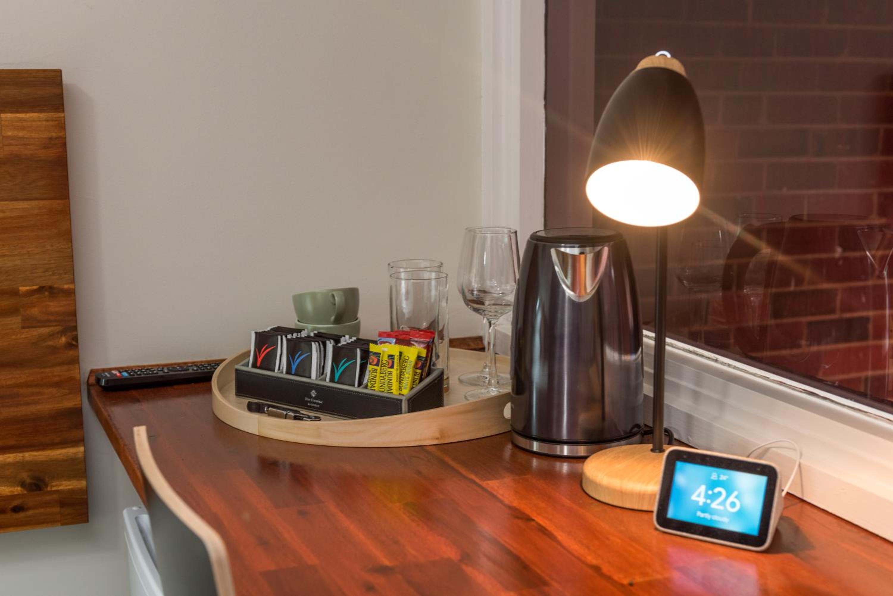 Standard King Room - Photo 11