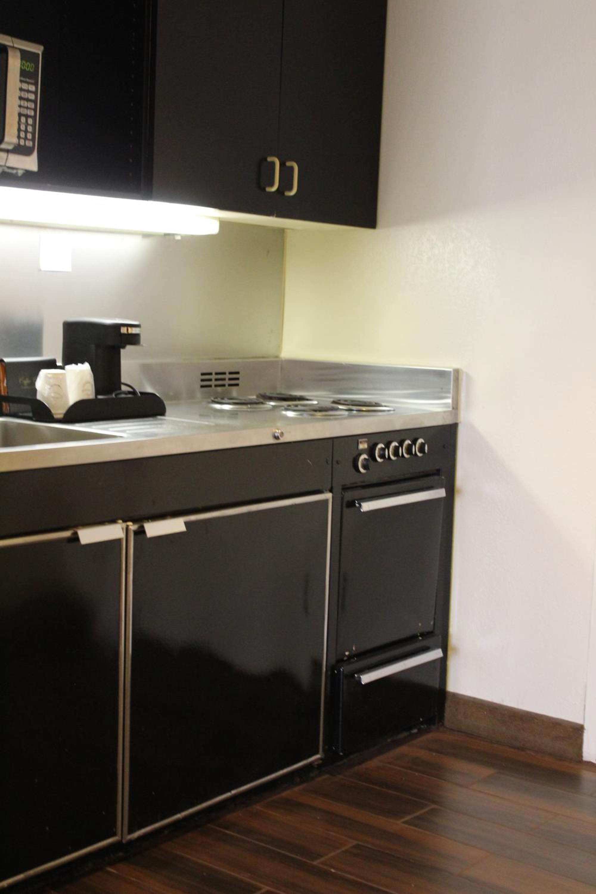 Efficiency King Room - Accessible/Non-Smoking photo 3