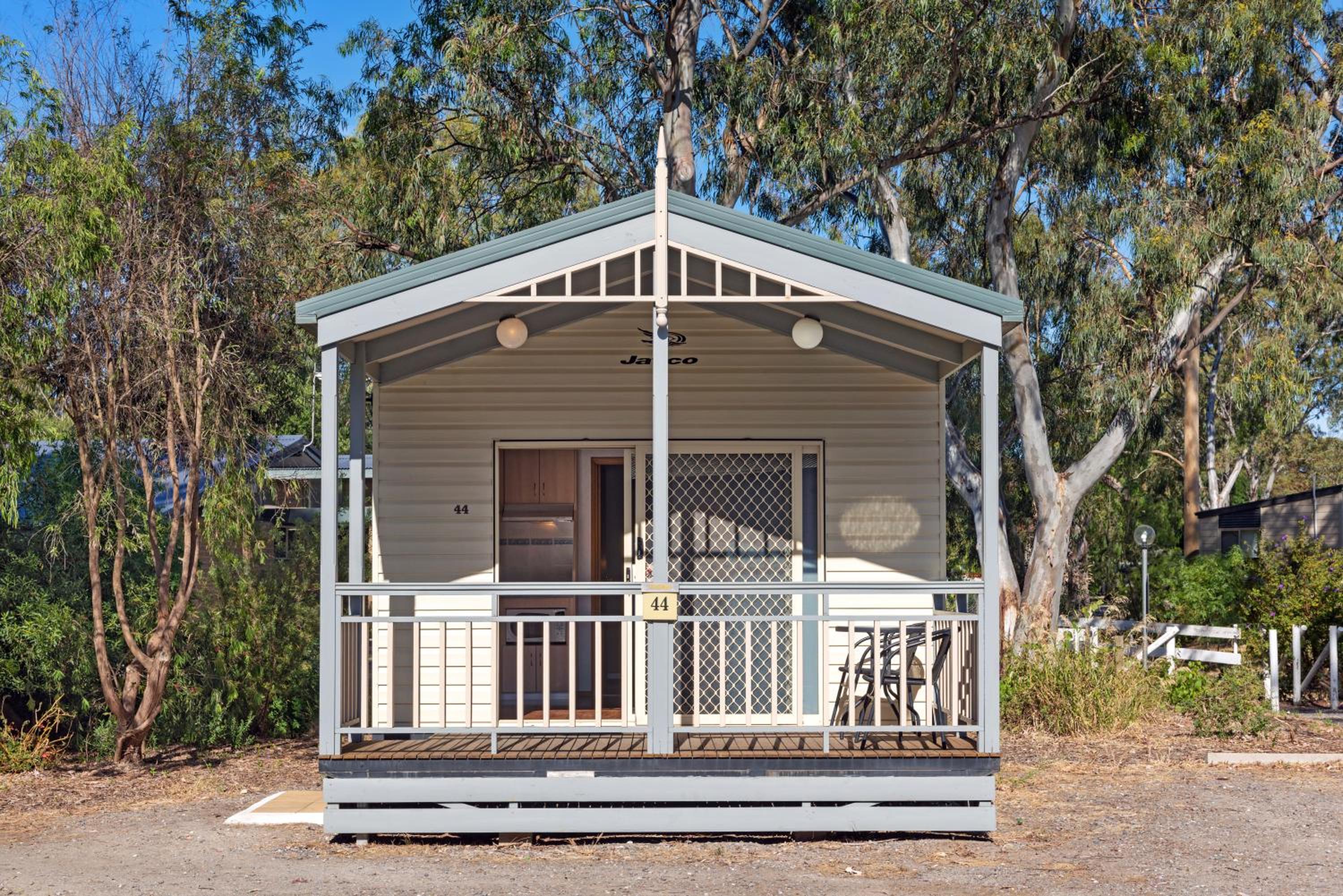 Standard 1-Bedroom Cabin - Sleeps 4 (Pet Friendly) photo 2