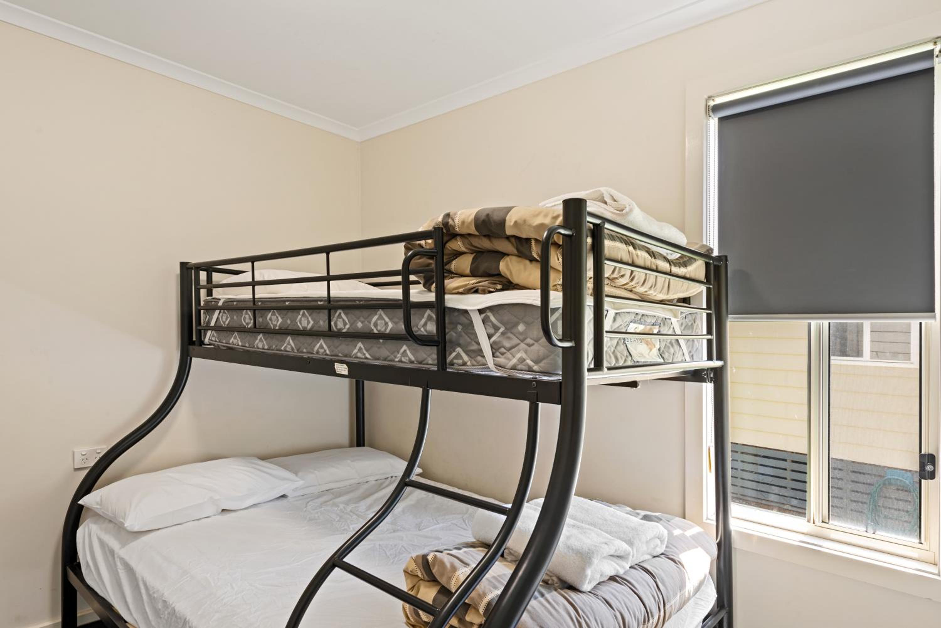 Deluxe 2 Bedroom Cabin - Sleeps 5 photo 3