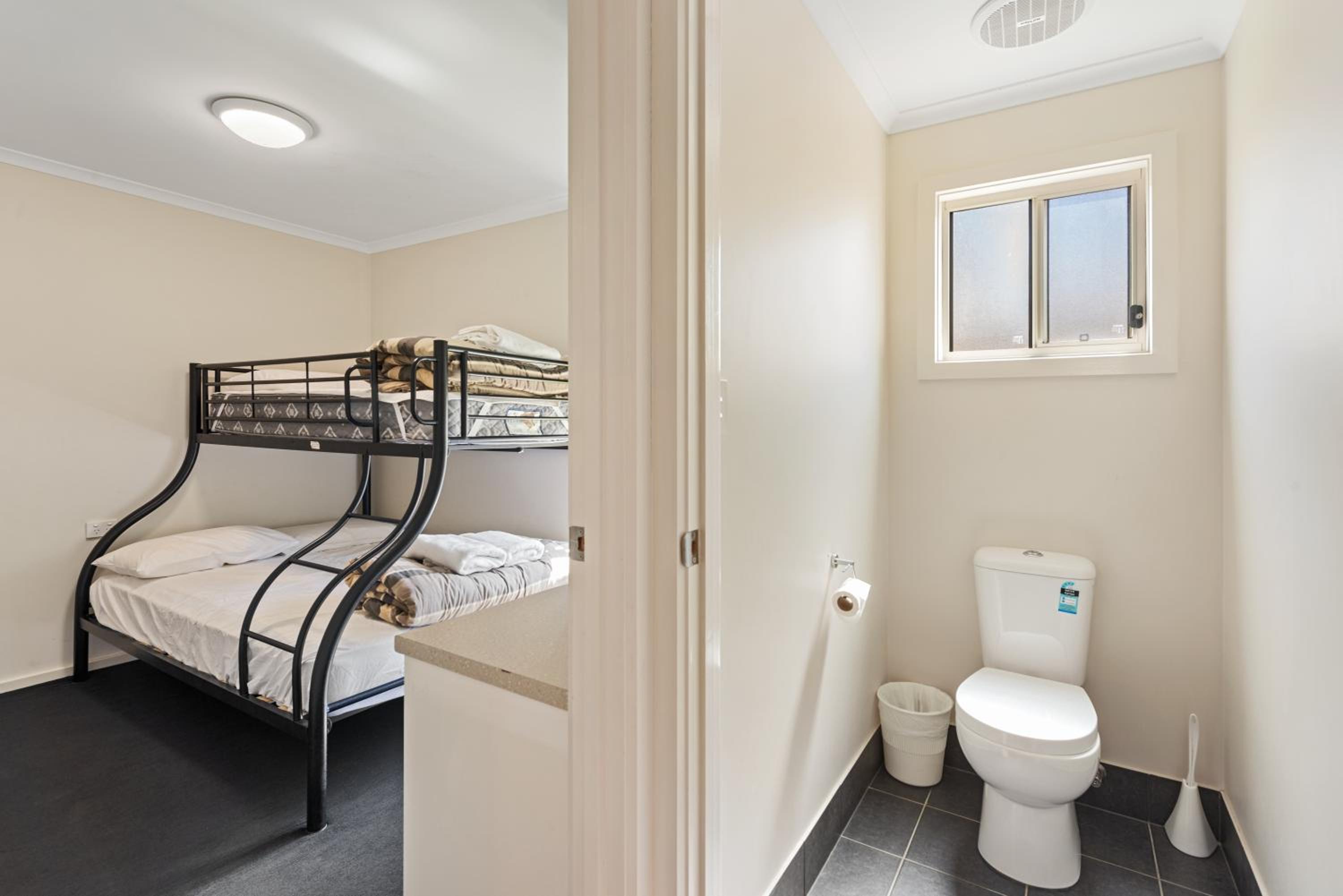 Deluxe 2 Bedroom Cabin - Sleeps 5 photo 2