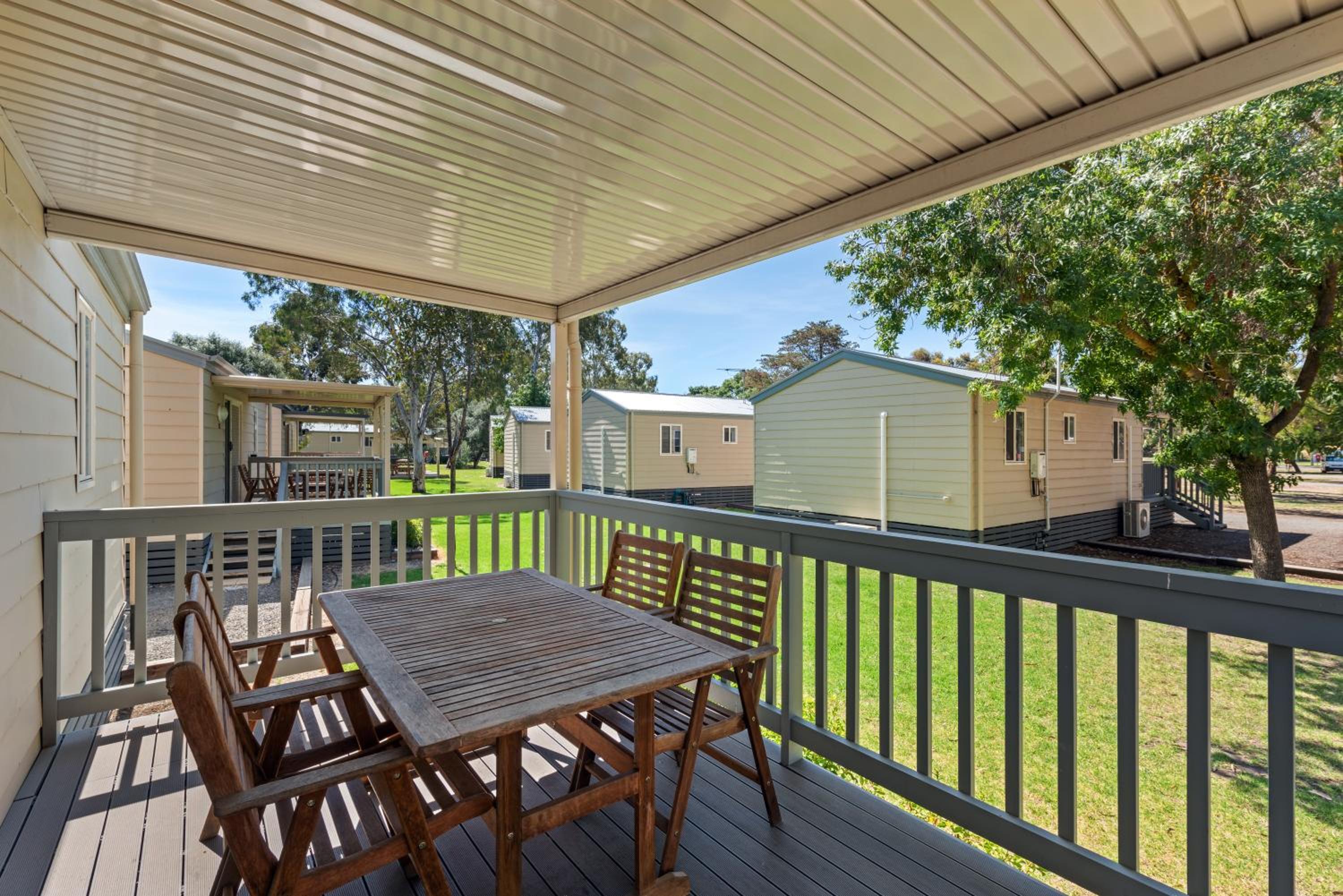 Deluxe 1 Bedroom Cabin - Sleeps 4 photo 2