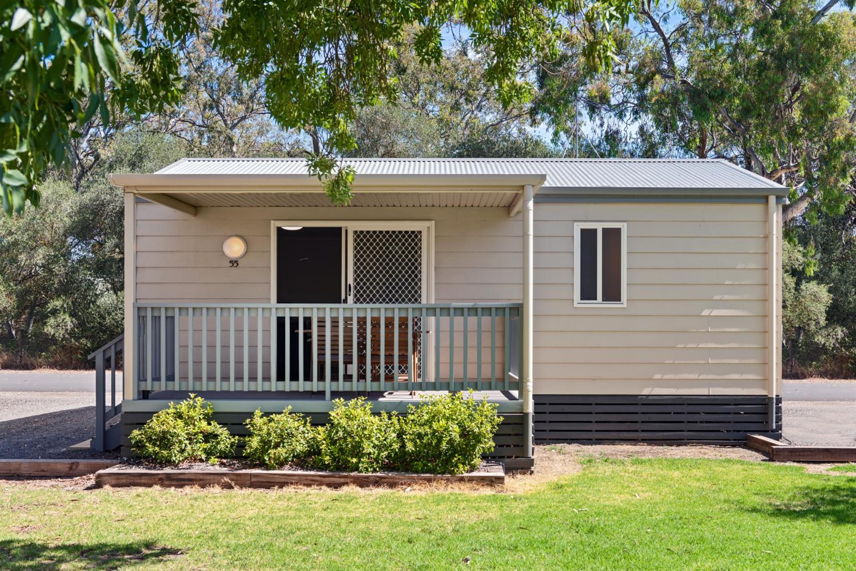 Deluxe 1 Bedroom Cabin - Sleeps 4 photo 3