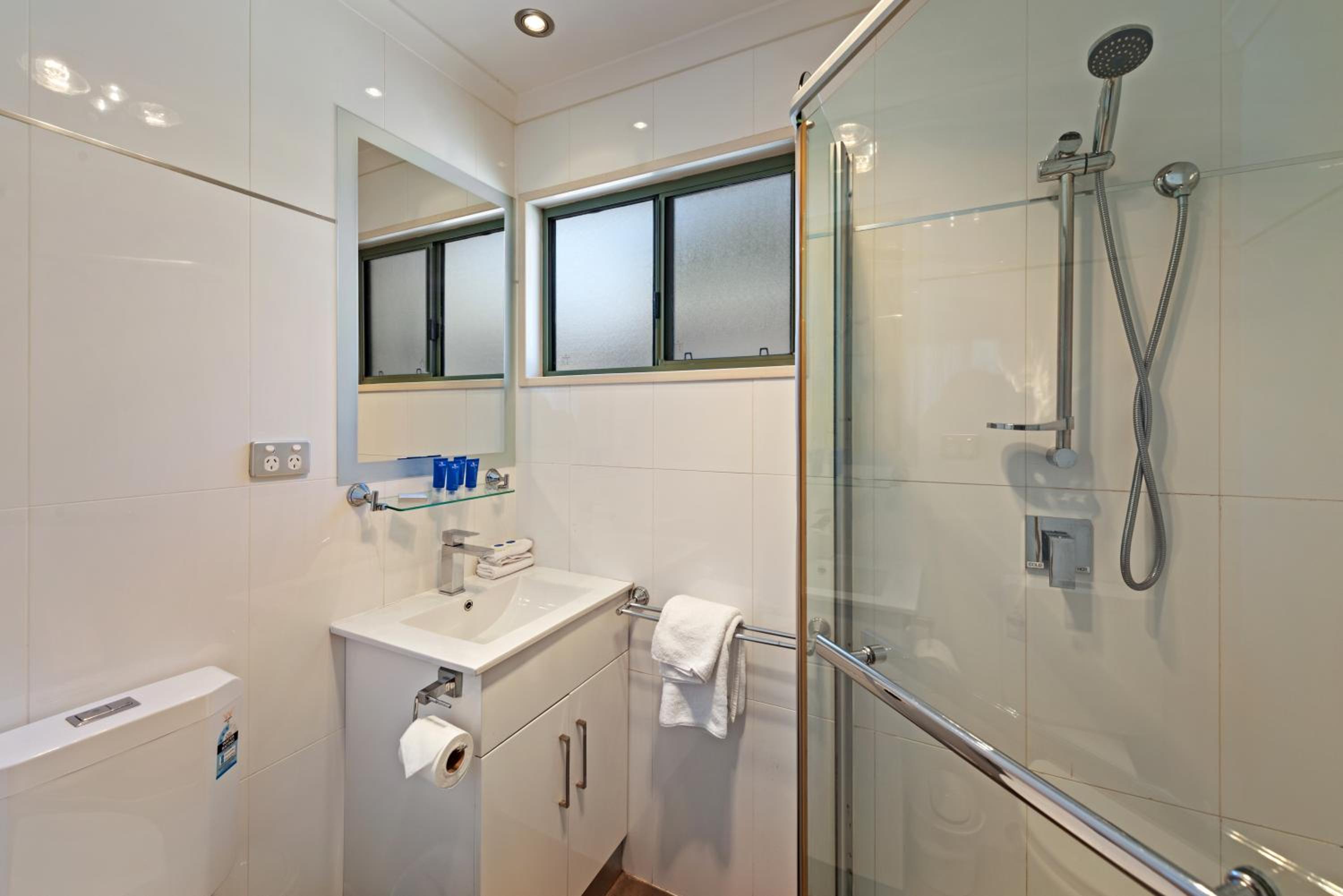 Standard 2-Bedroom Cabin - Sleeps 6 (Pet Friendly) photo 2