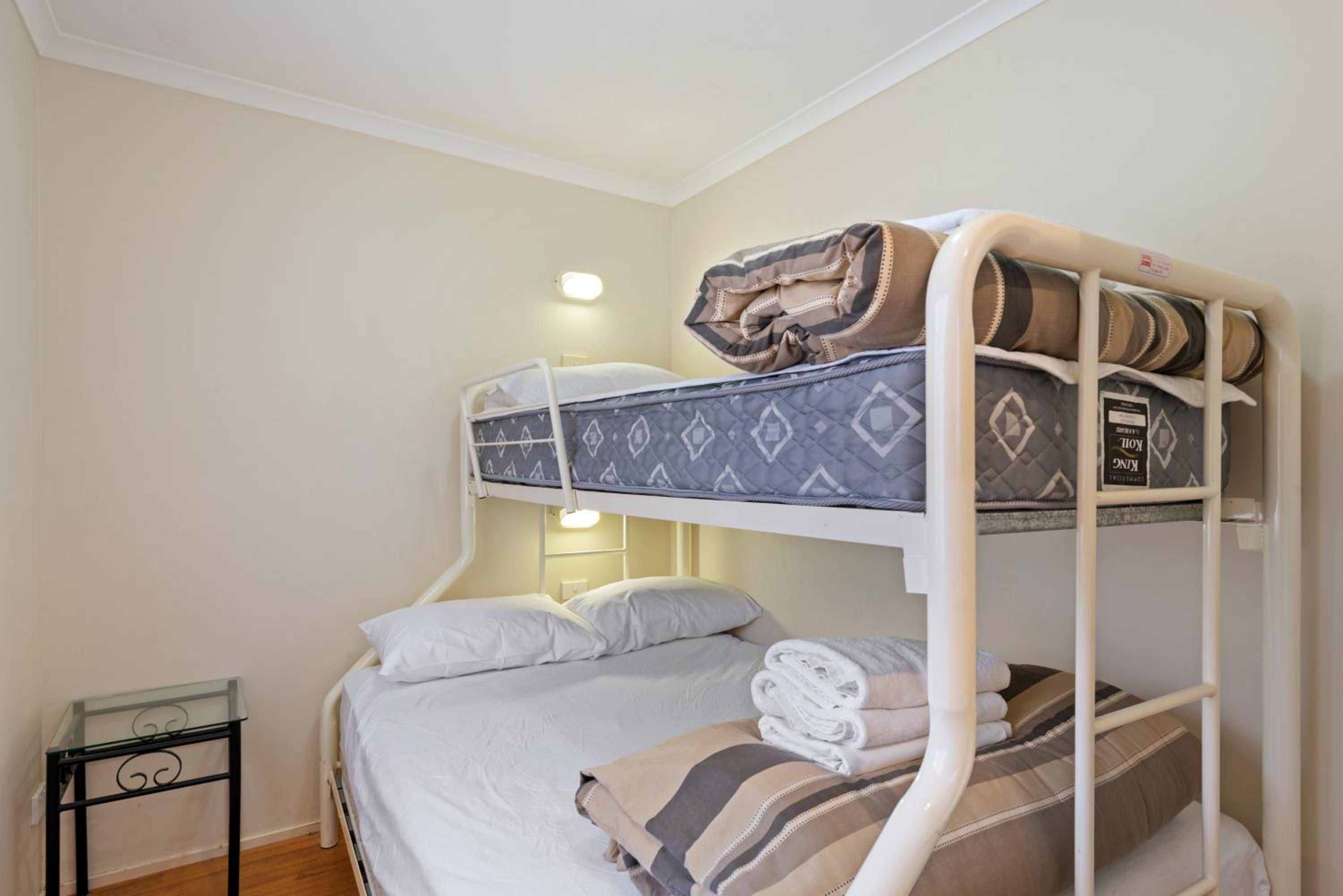 Standard 2-Bedroom Cabin - Sleeps 6 (Pet Friendly) photo 3