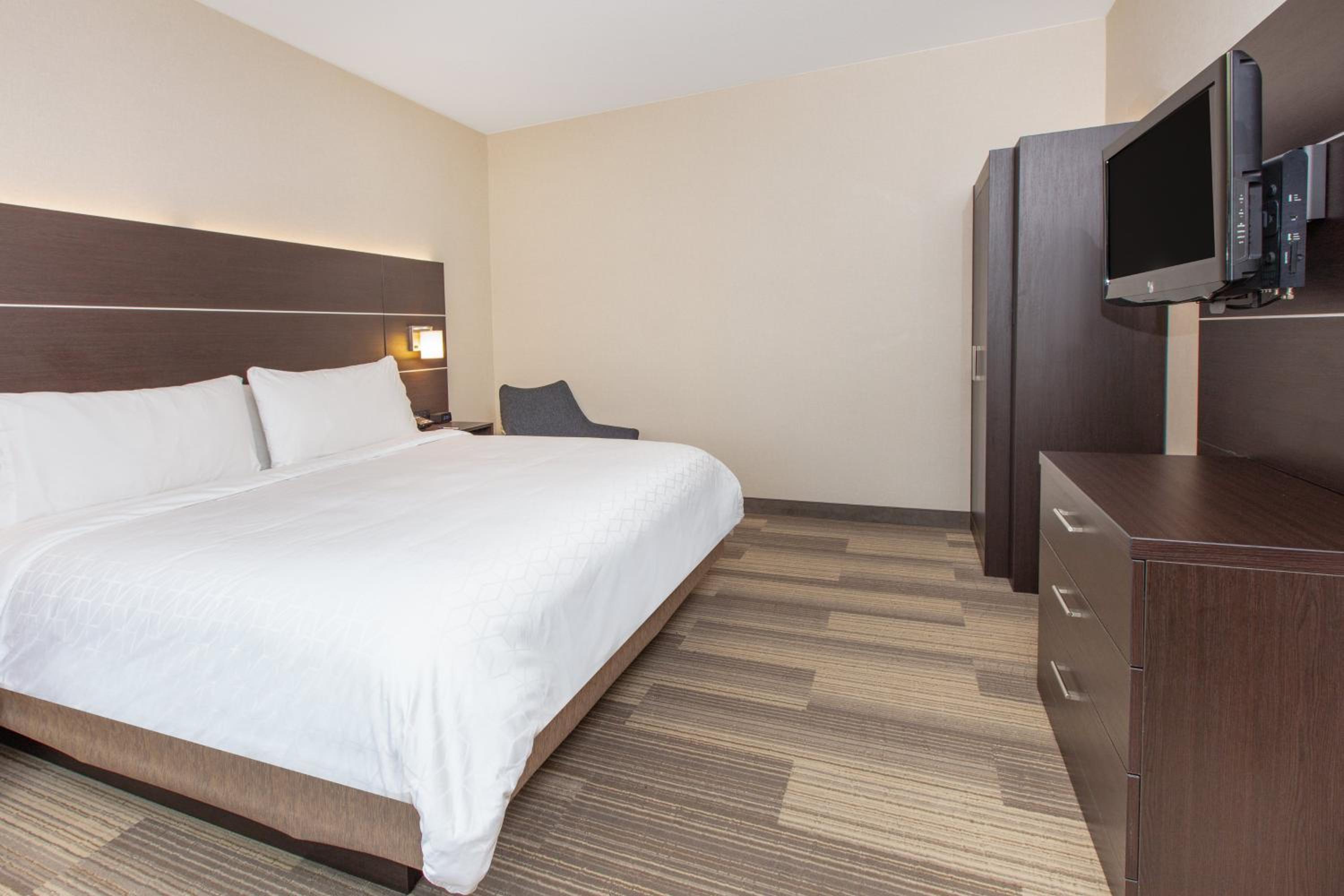 One-Bedroom King Suite with Spa Bath - Photo 3