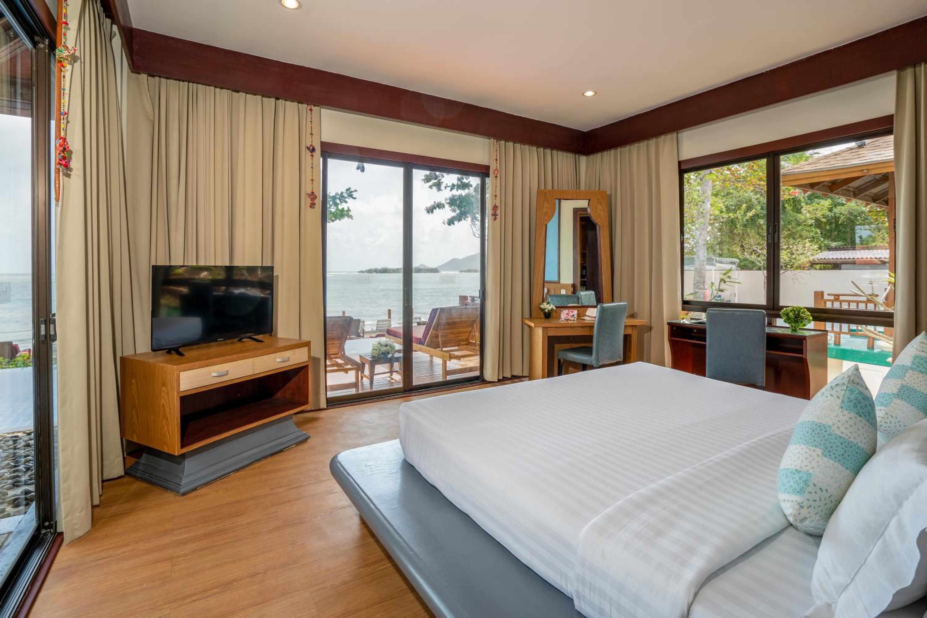 Oceanfront Villa with Private Pool - Photo 2