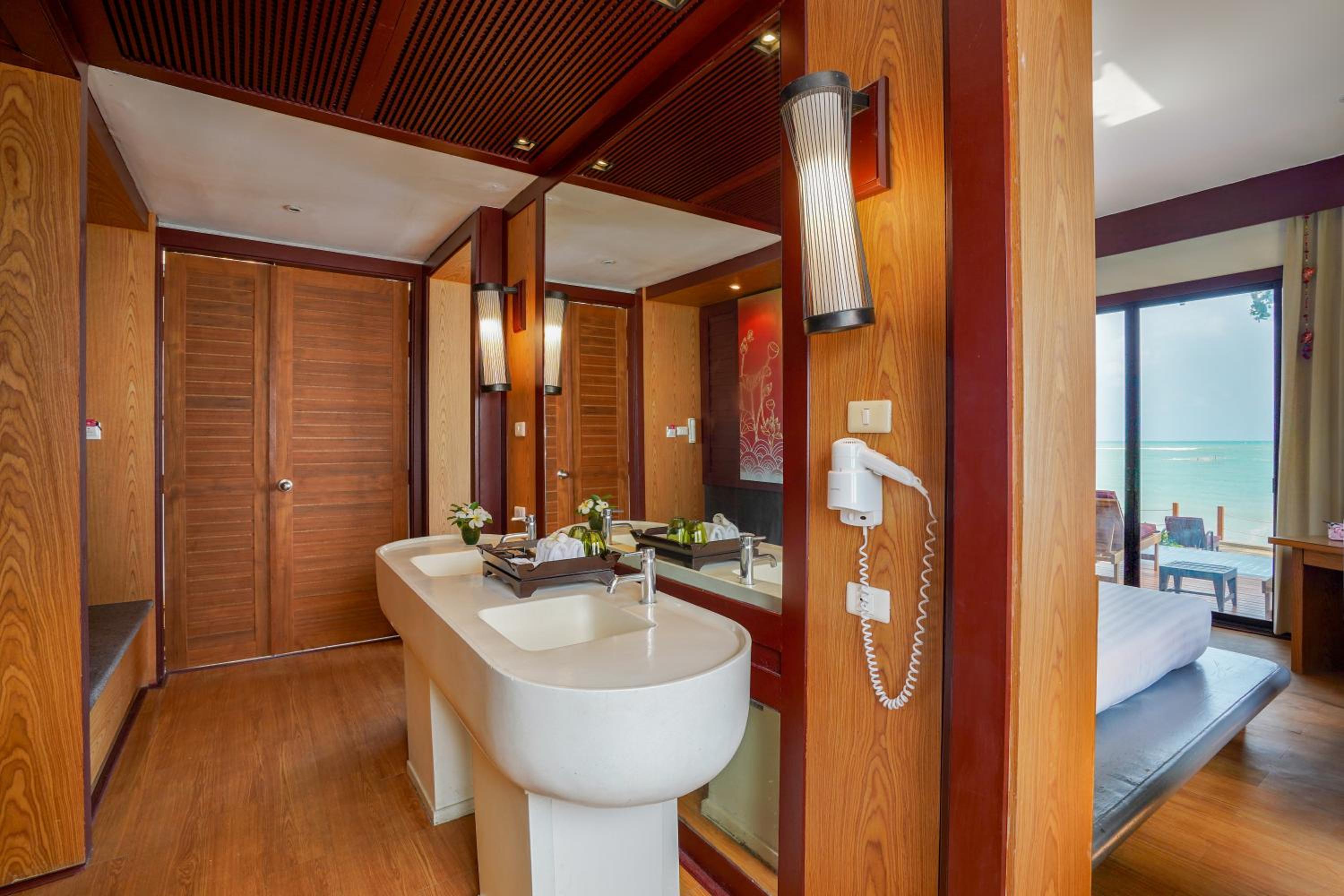 Oceanfront Villa with Private Pool - Photo 4