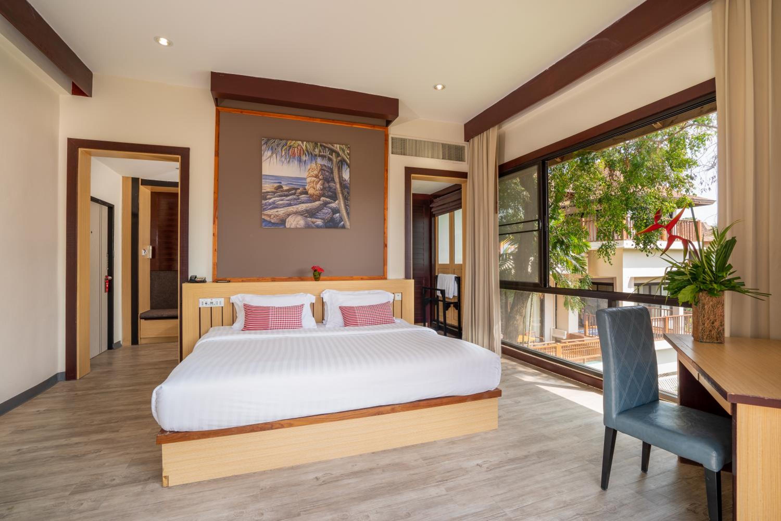 Deluxe Double Room with Balcony - Photo 4