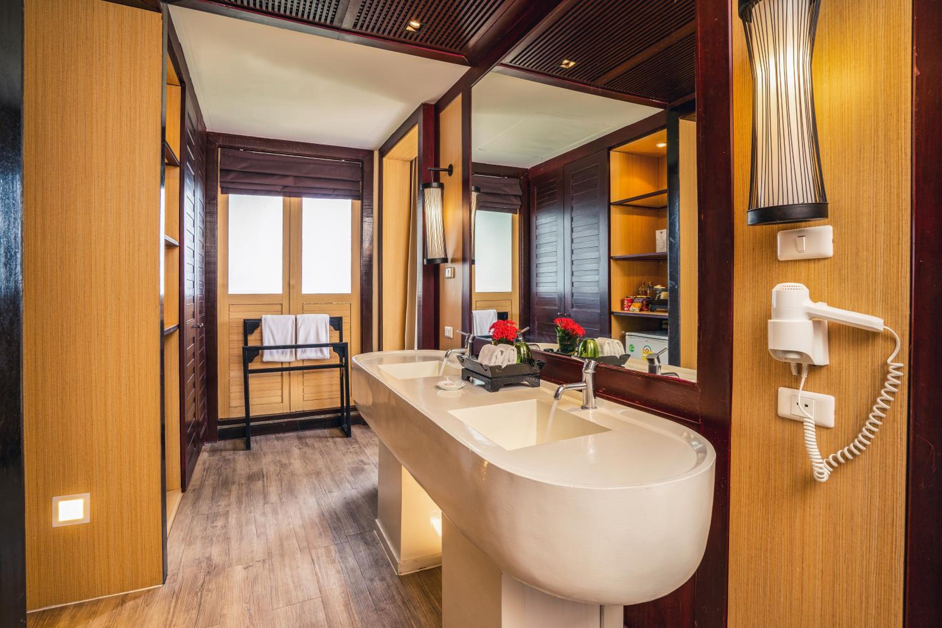 Deluxe Double Room with Balcony - Photo 5