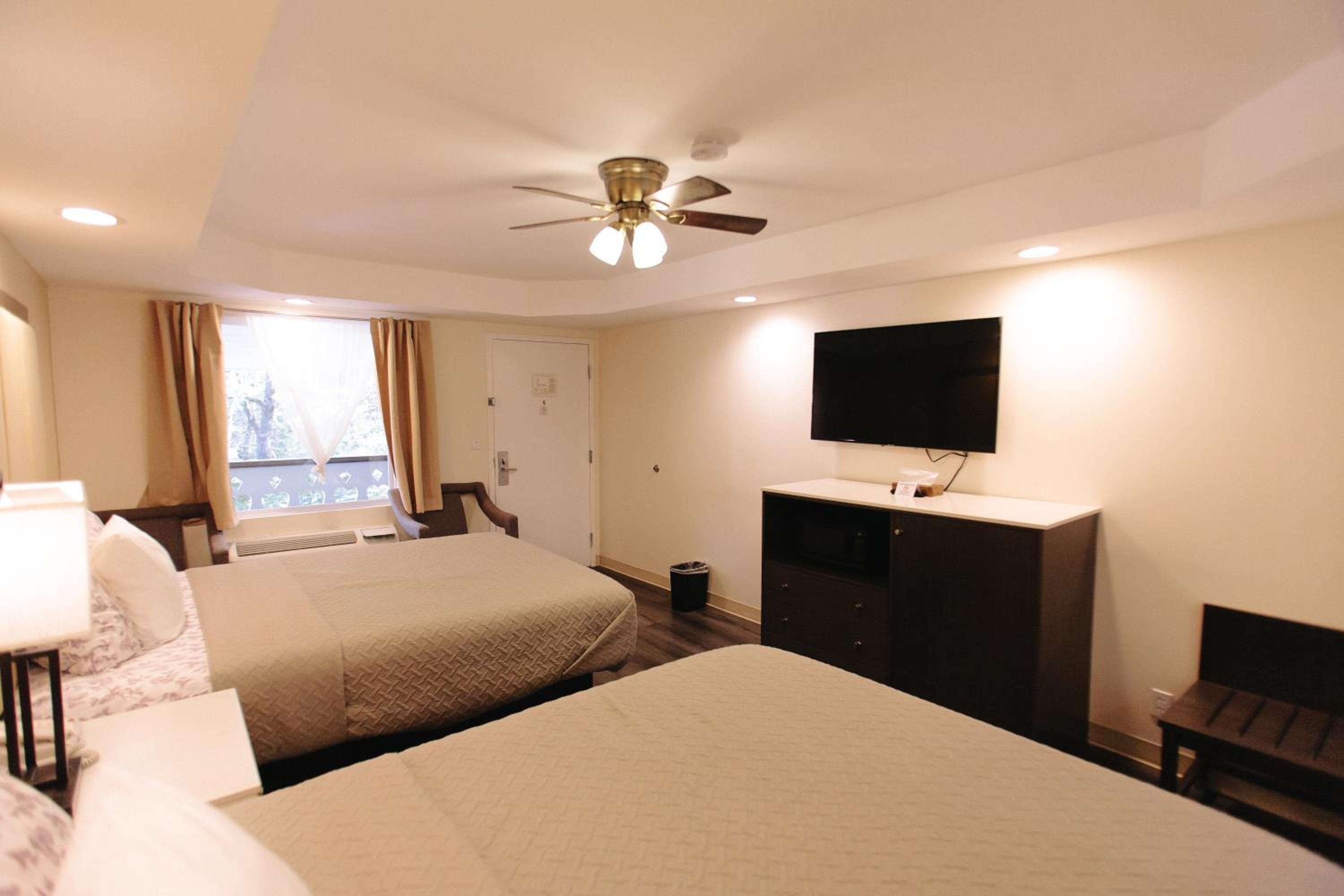 Queen Room with Two Queen Beds - Non-Smoking photo 1