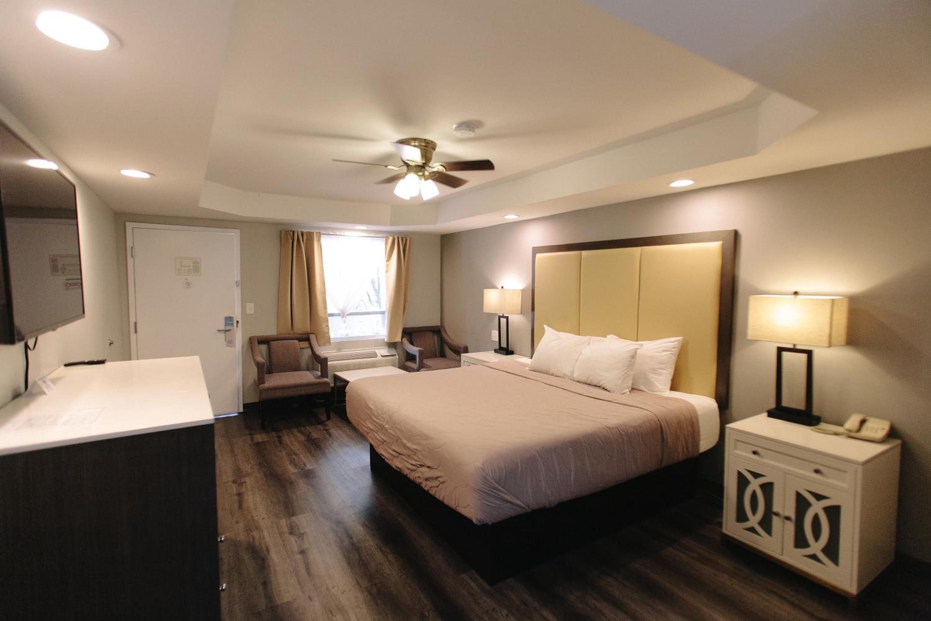 King Room with River View - Non-Smoking photo 1