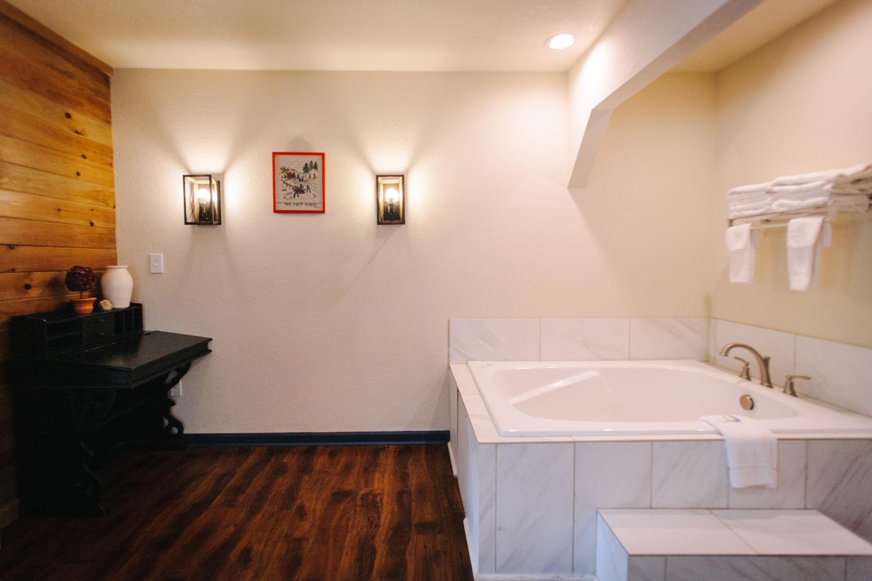 Deluxe Cabin with Spa Bath