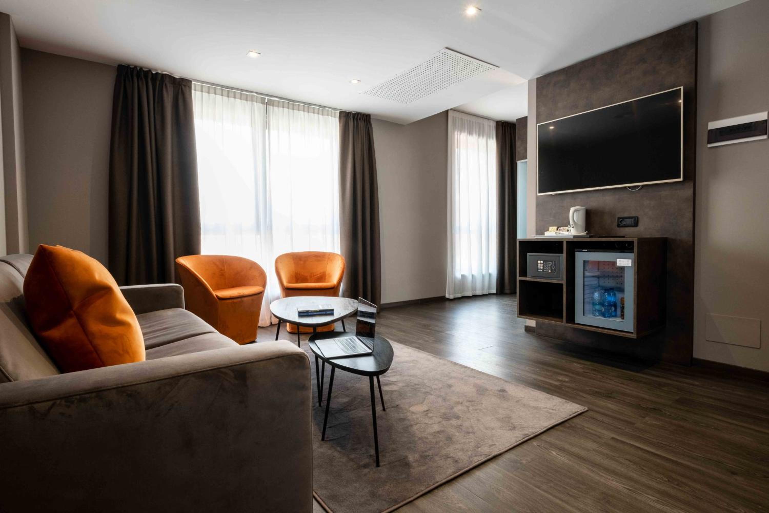 Deluxe Suite with Spa Bath - Photo 3