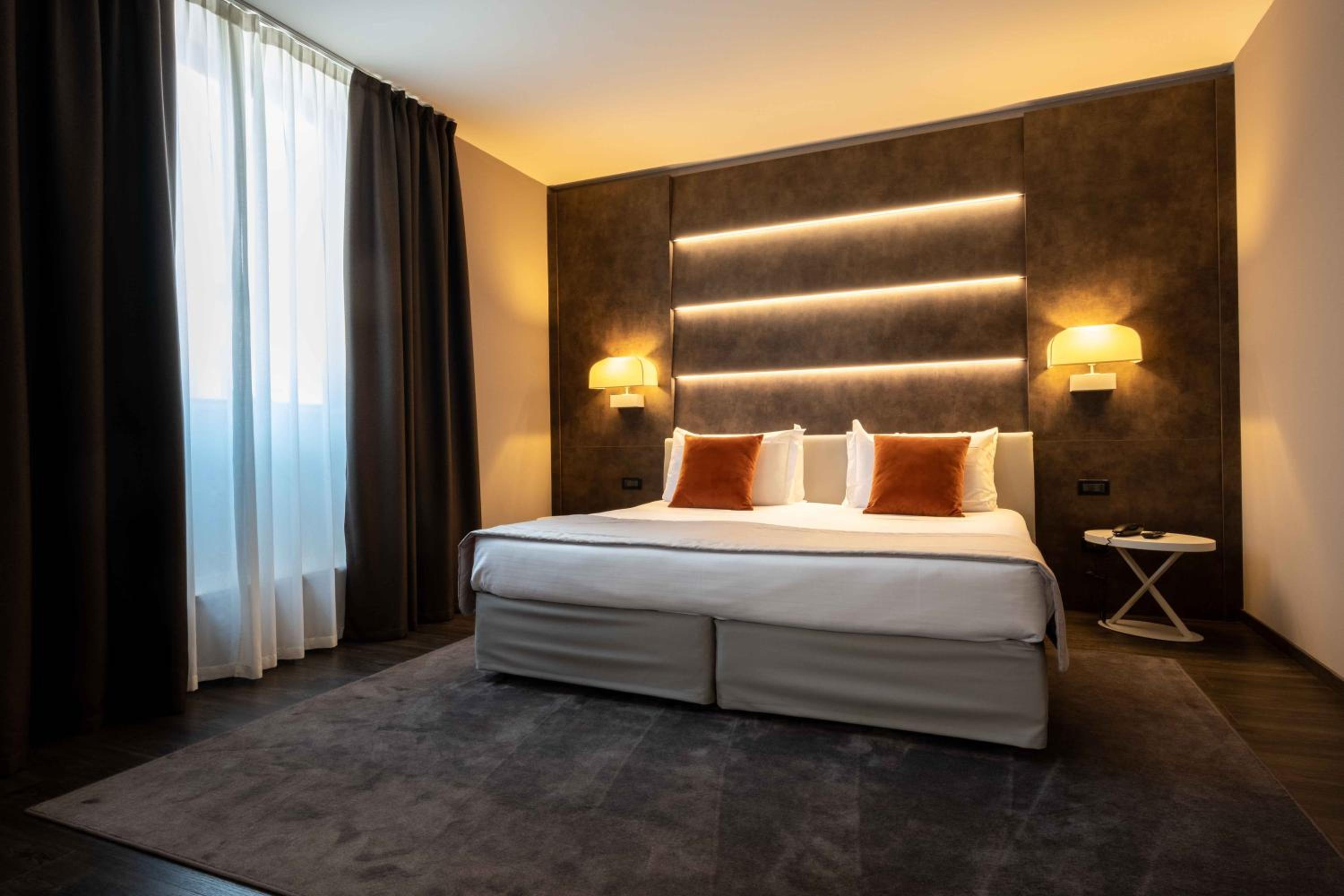 Deluxe Suite with Spa Bath - Photo 4