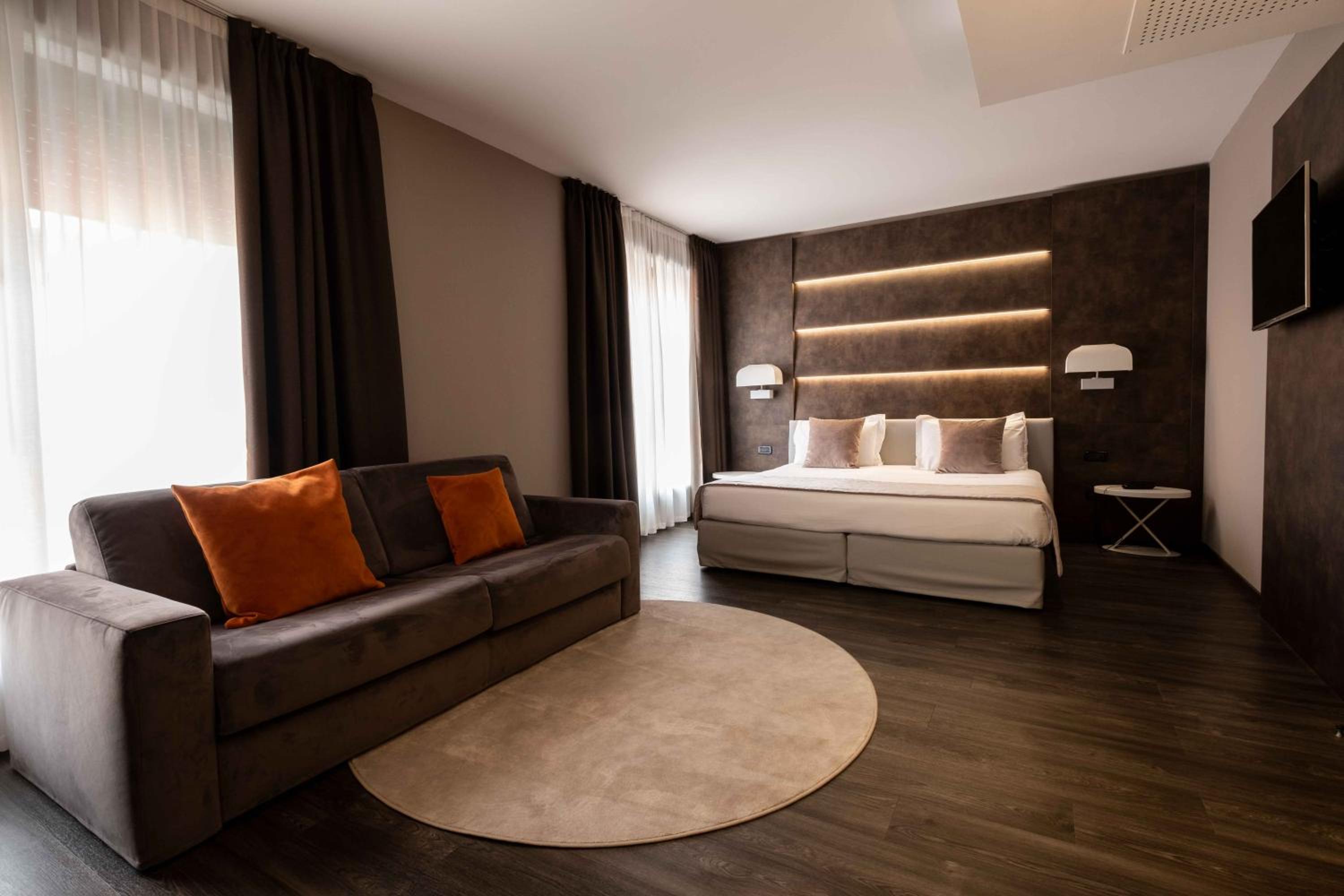 Deluxe Junior Suite - Photo 1