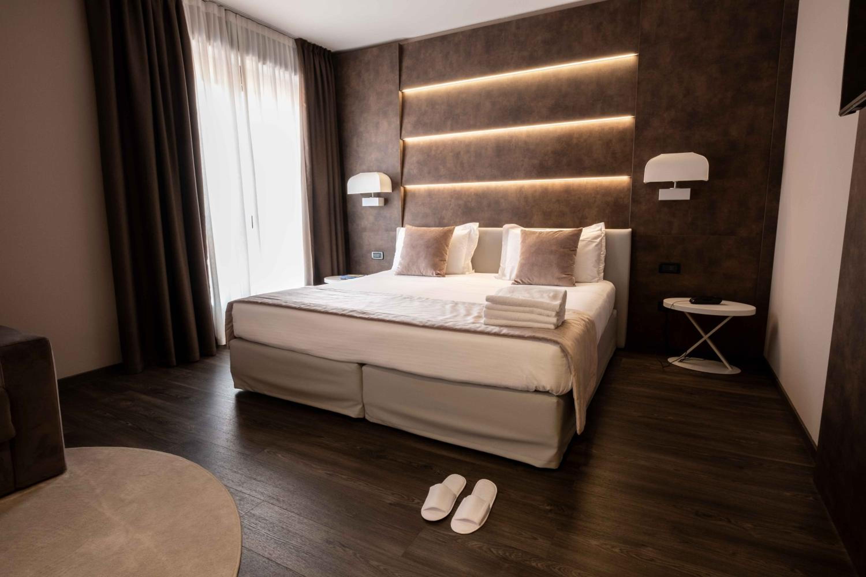 Deluxe Junior Suite - Photo 2