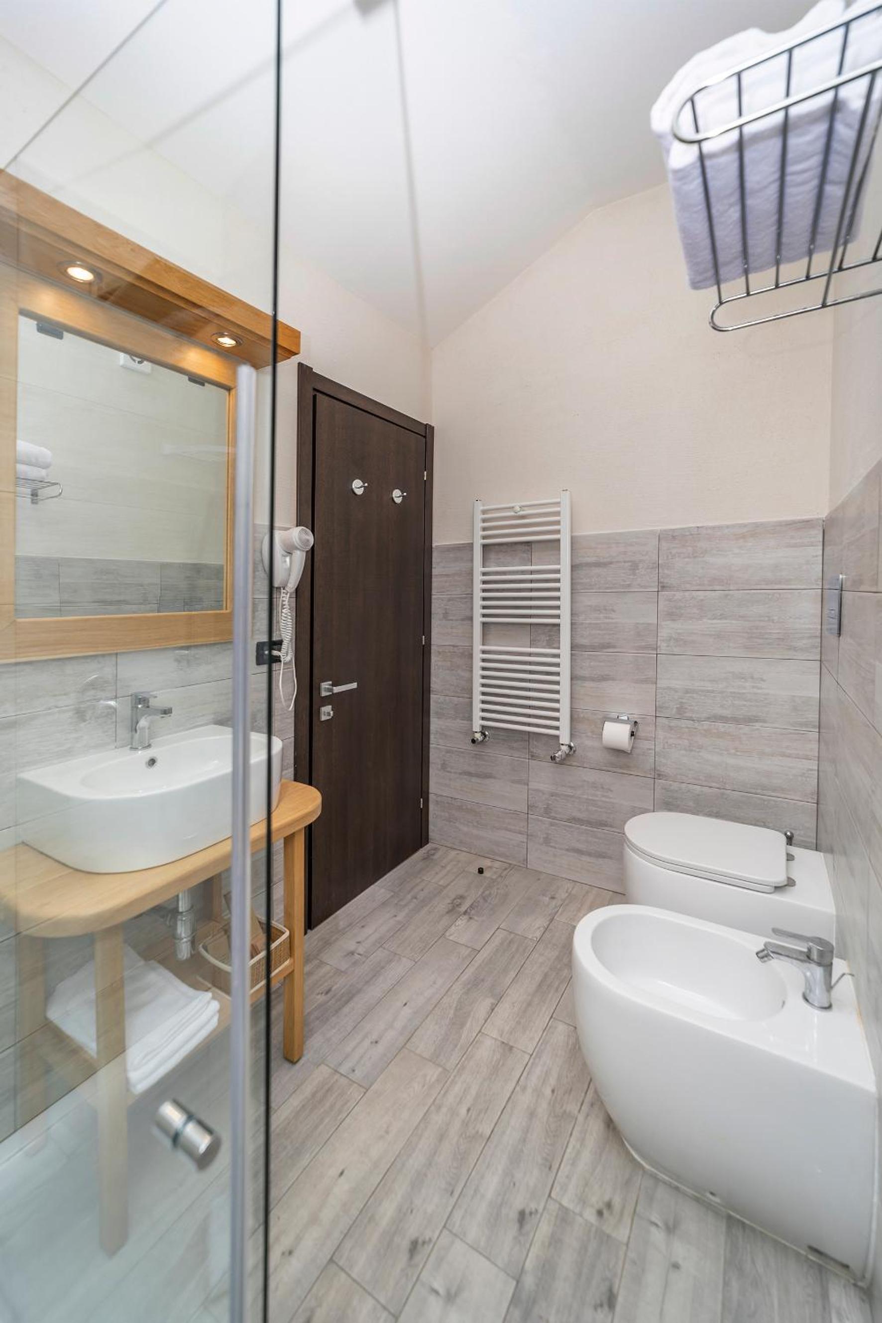 Large Double or Twin Room - Photo 5