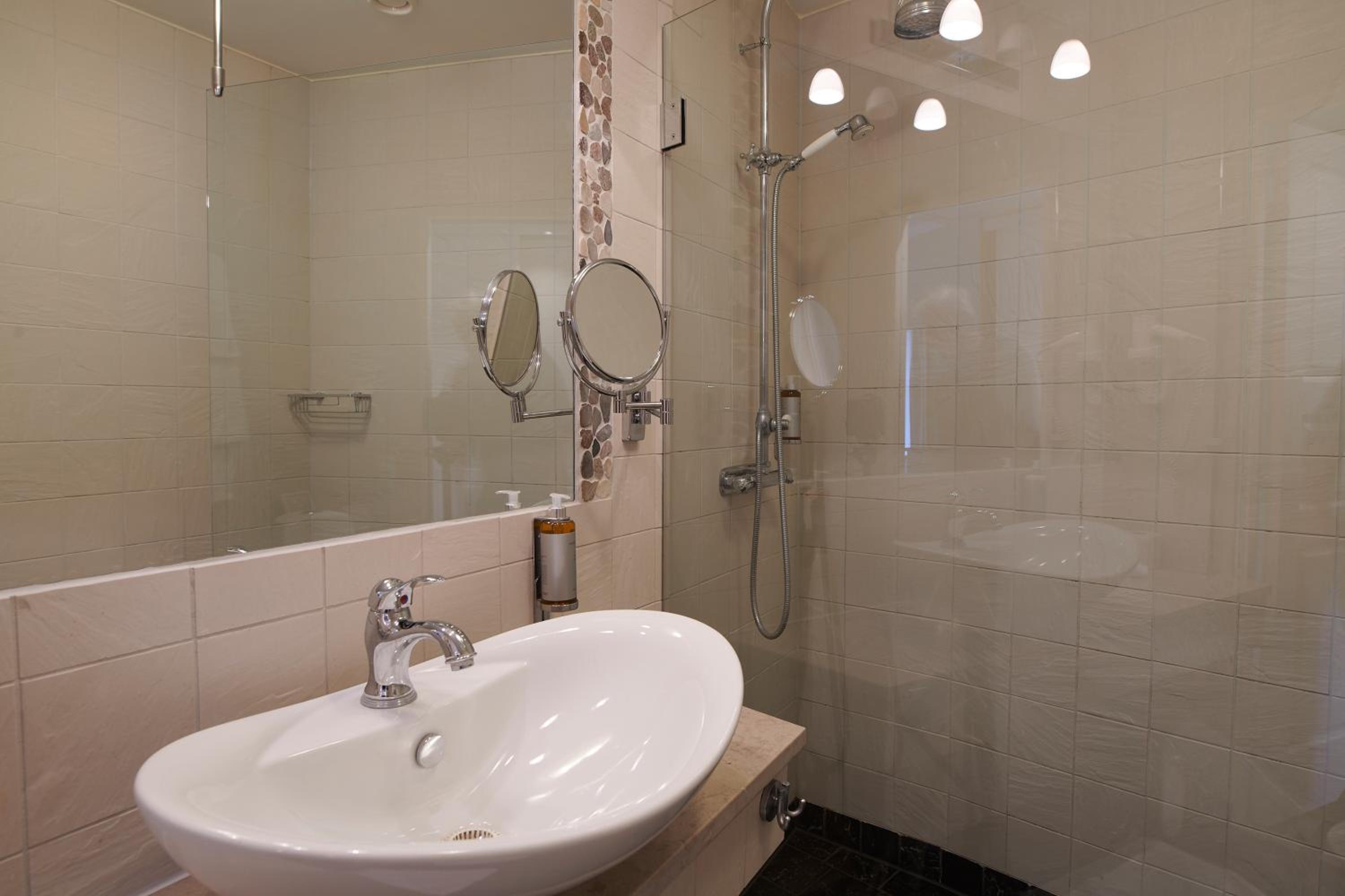 Deluxe Double Room - Photo 8