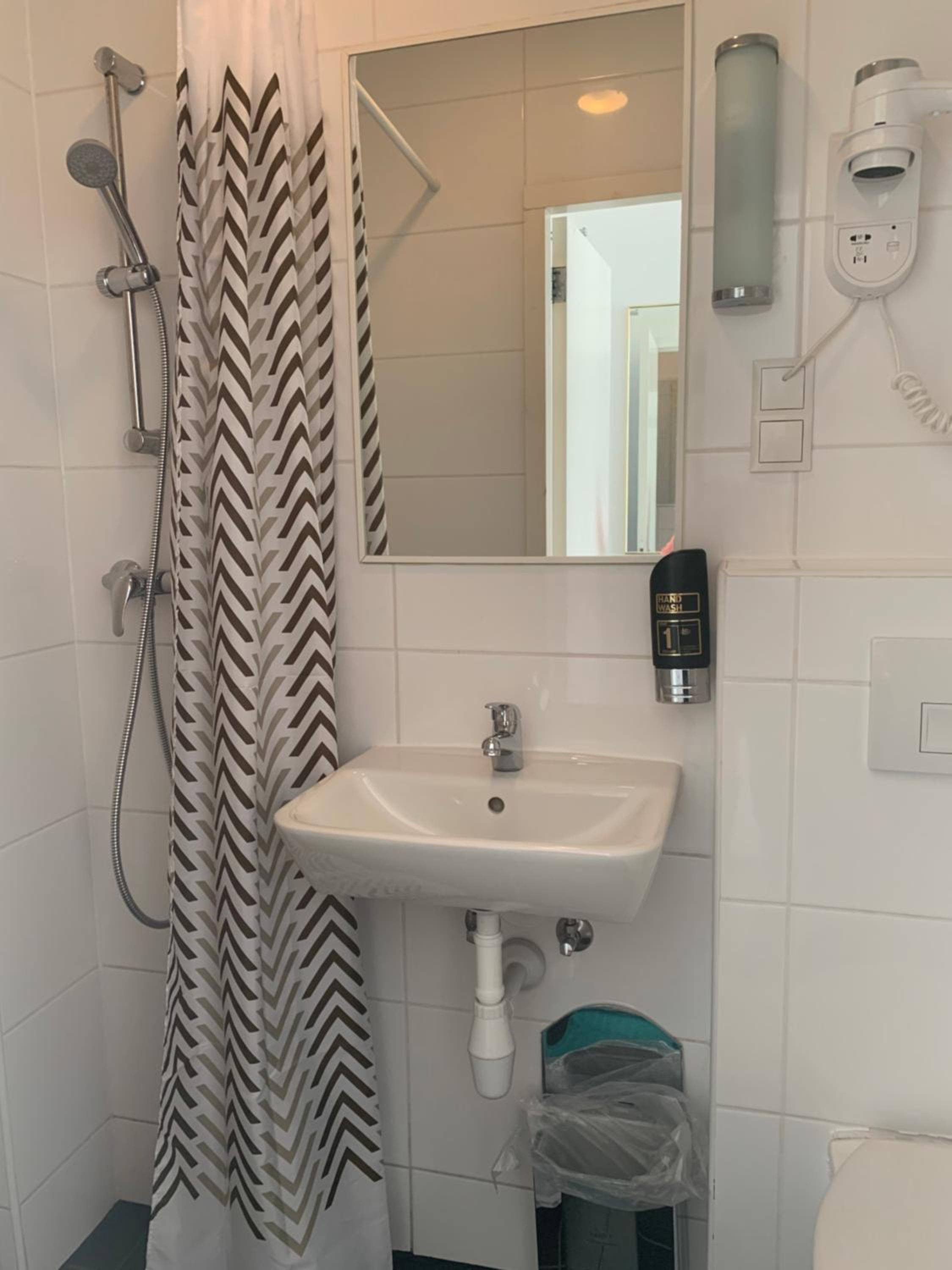 Single Room with Private Bathroom photo 3