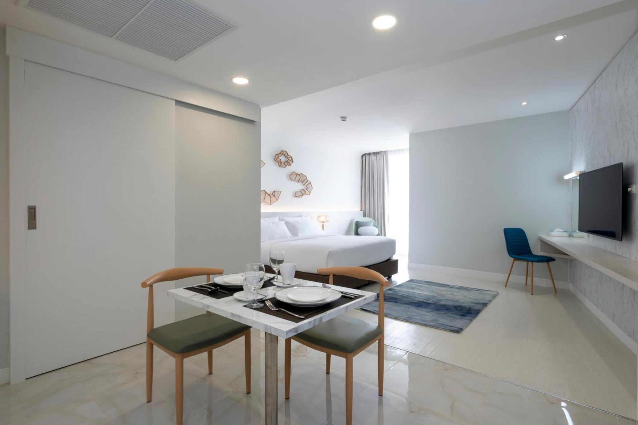 Suite with City View - Photo 13