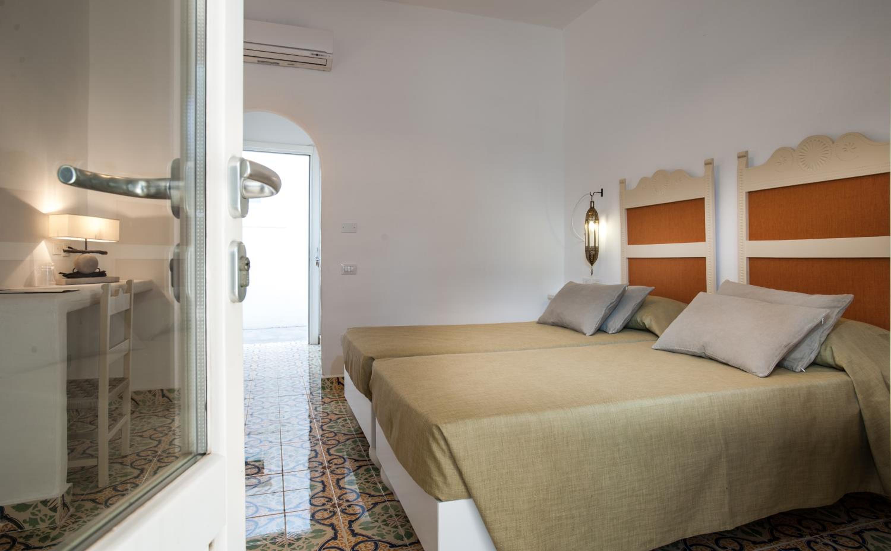Classic Quadruple Room With Patio photo 3