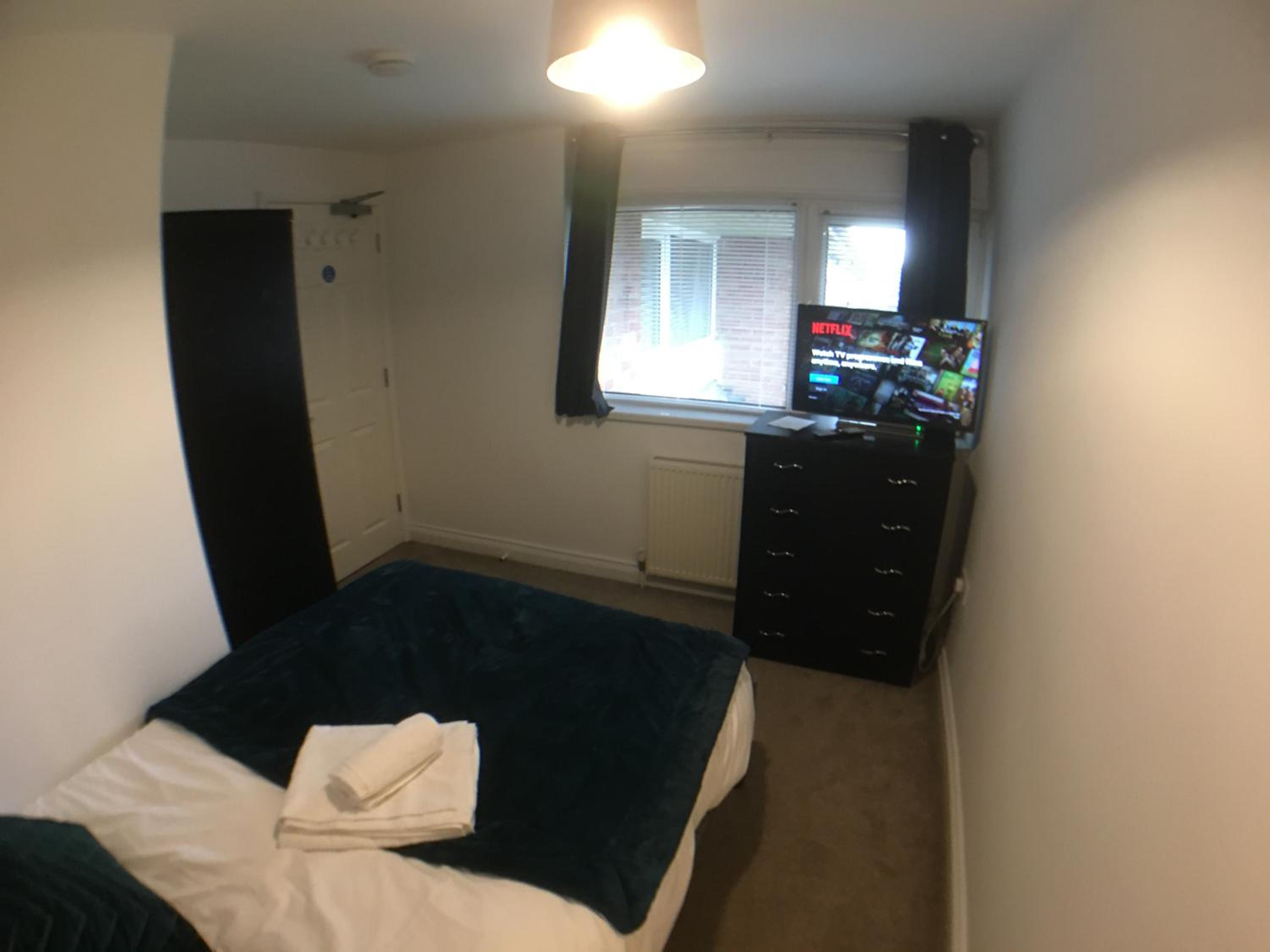 Five-Bedroom House photo 2
