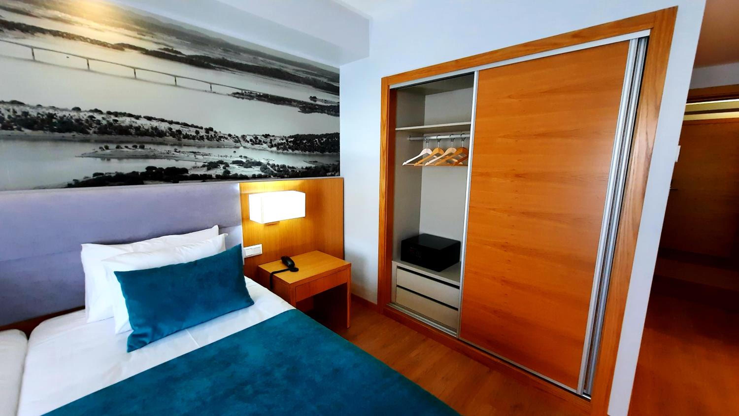 Superior Twin Room - Photo 12