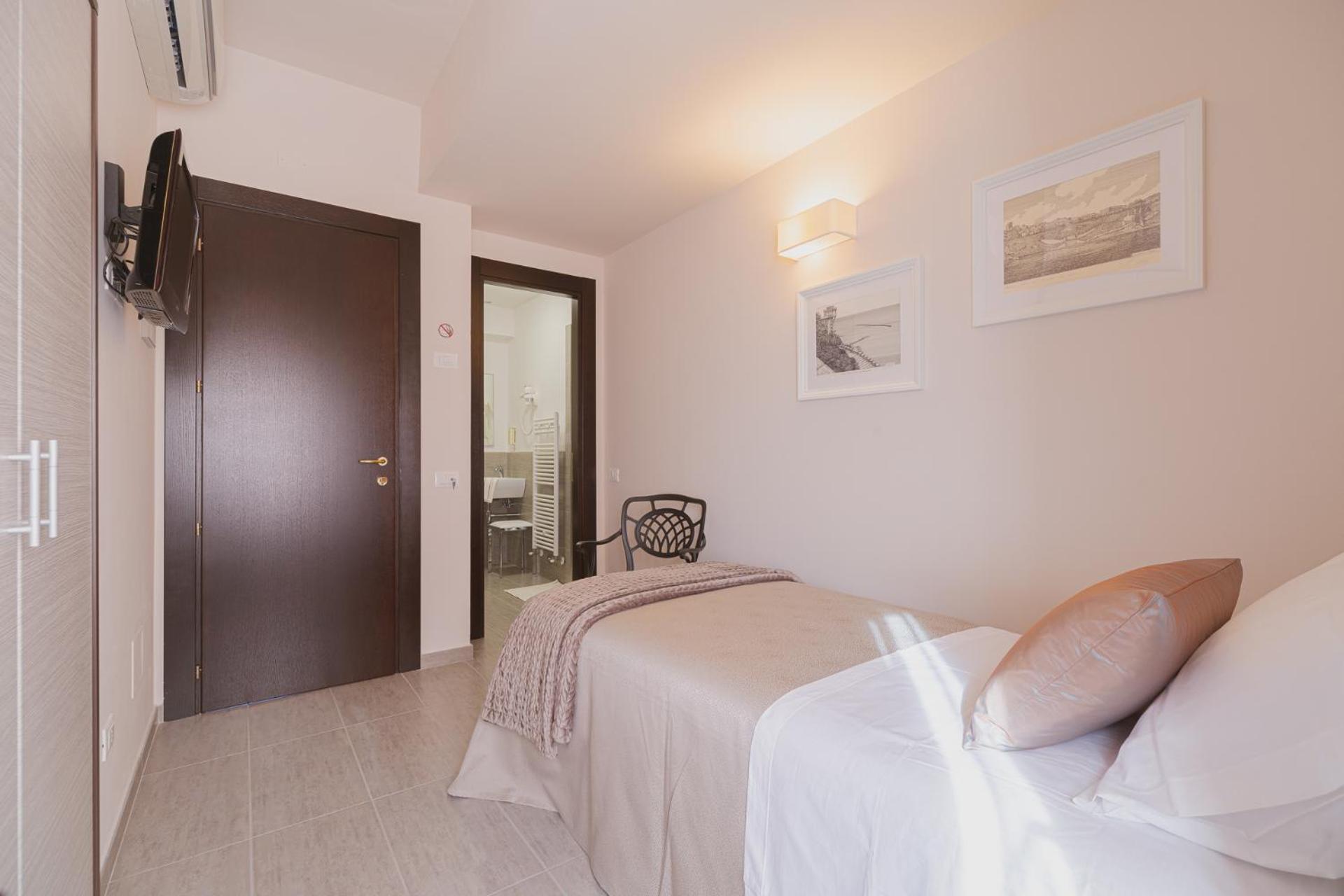 Single Room with Private Bathroom photo 1