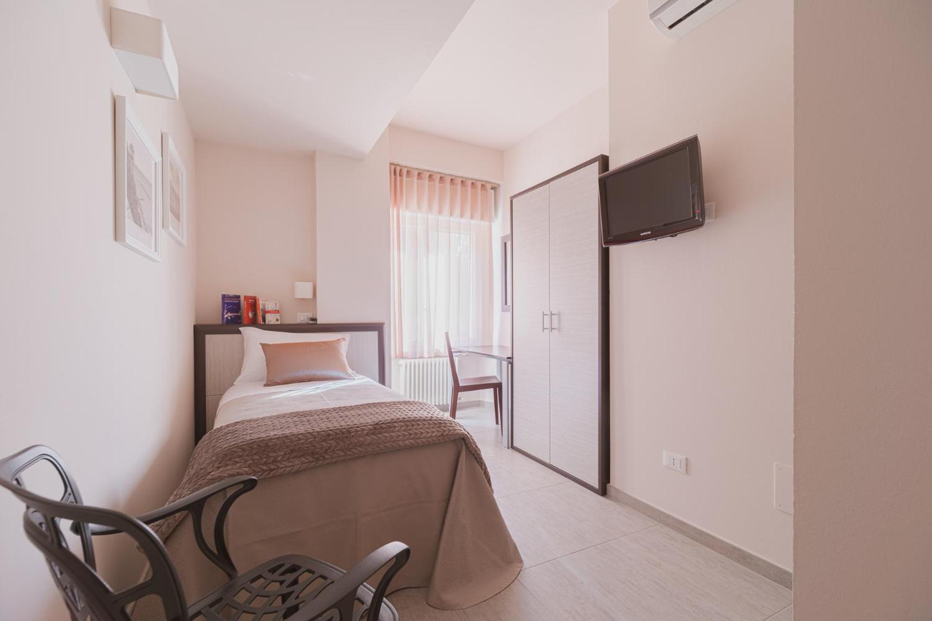 Single Room with Private Bathroom photo 2