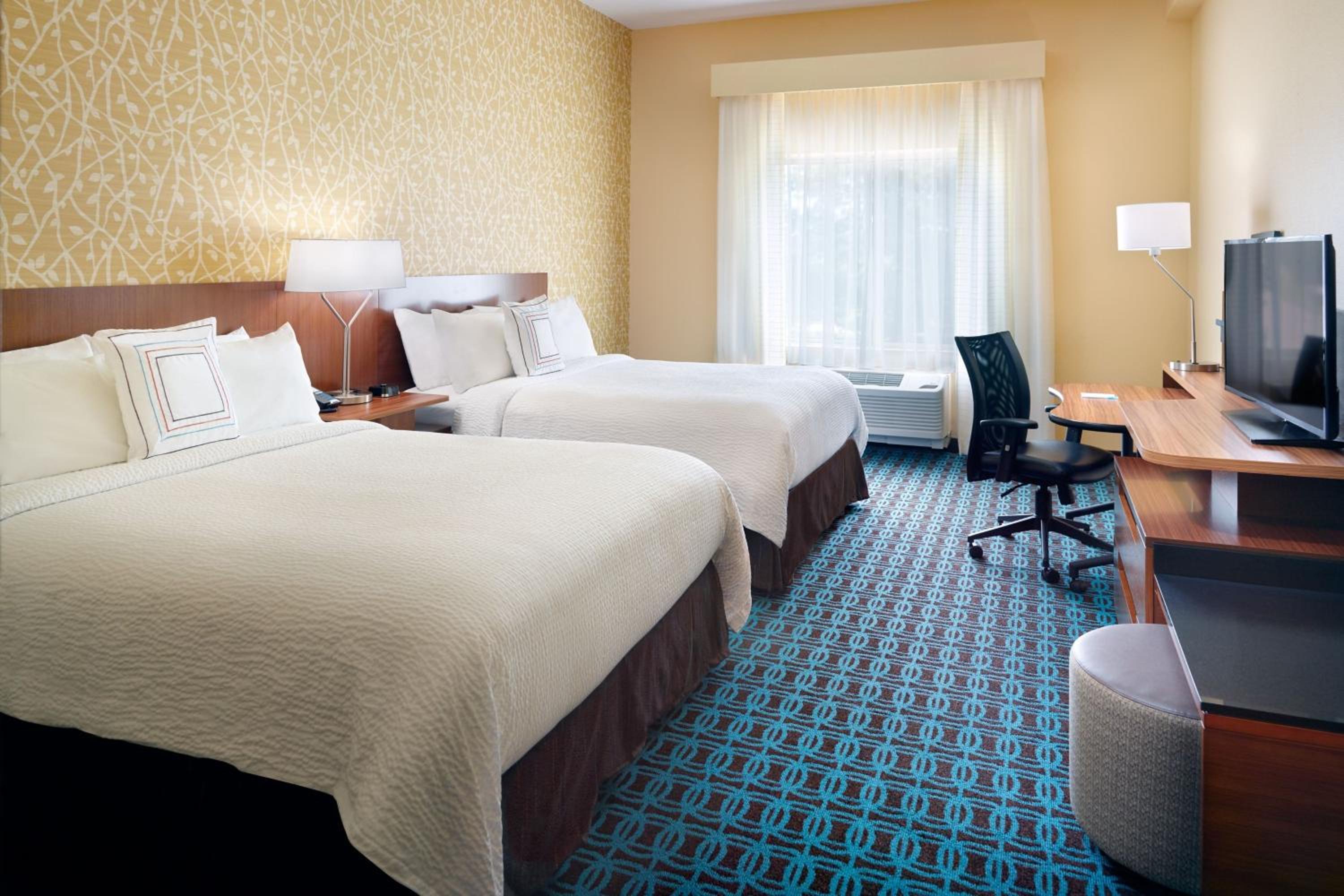 Queen Room with Two Queen Beds and Mountain View - Hearing Accessible