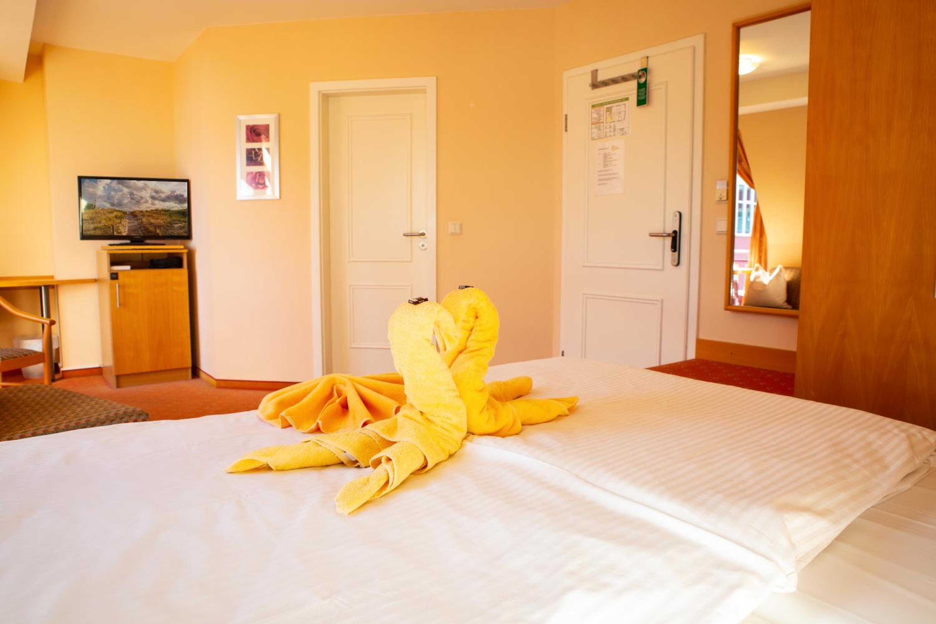 Double Room with Balcony or Terrace thumbnail 5