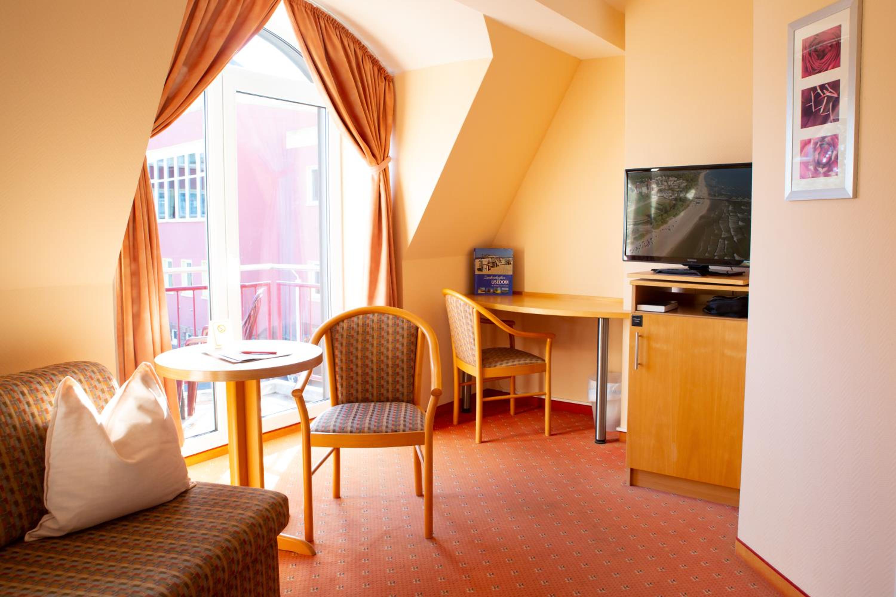 Double Room with Balcony and Sea View thumbnail 5